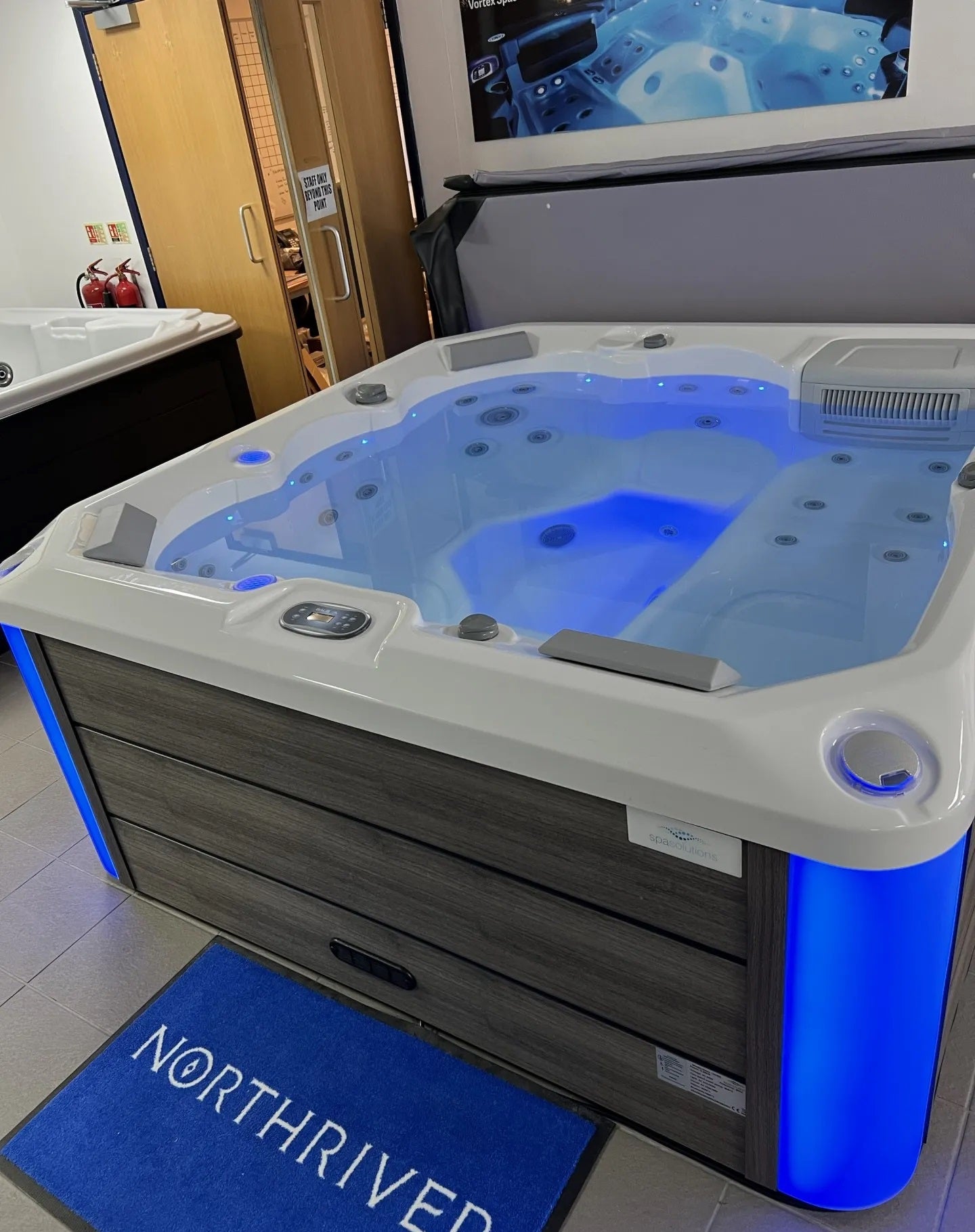 Oasis River 200x200 см. джакузи за 6 човека, просторен спа модел в шоурум на KERANOVA