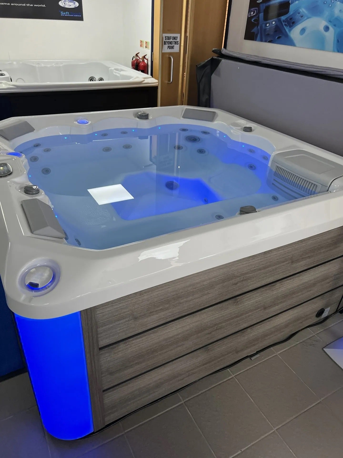 Oasis River 200x200 см. джакузи за до 6 души с LED осветление, просторен дизайн за семейни SPA моменти - онлайн магазин KERANOVA