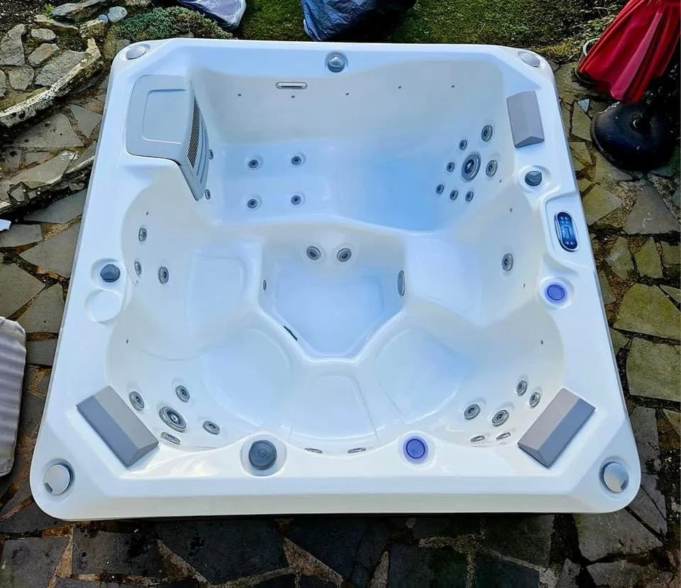 Oasis River 200x200 см. бяло джакузи за до 6 души - семейно спа от KERANOVA