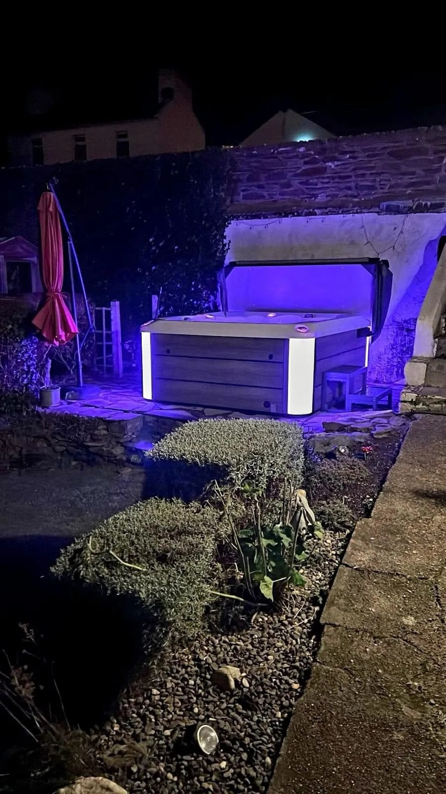 Oasis River 200x200 см. джакузи на открито с LED осветление за семейна релаксация - онлайн магазин за бани KERANOVA