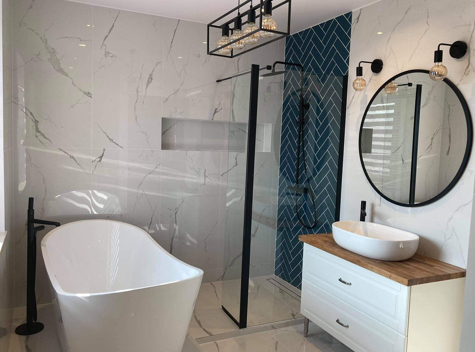 Термостатична душ колона Pretto Thermostatic Black - Laveo инсталирана в модерна баня с вана, стъклена душ кабина и мивка - онлайн магазин KERANOVA