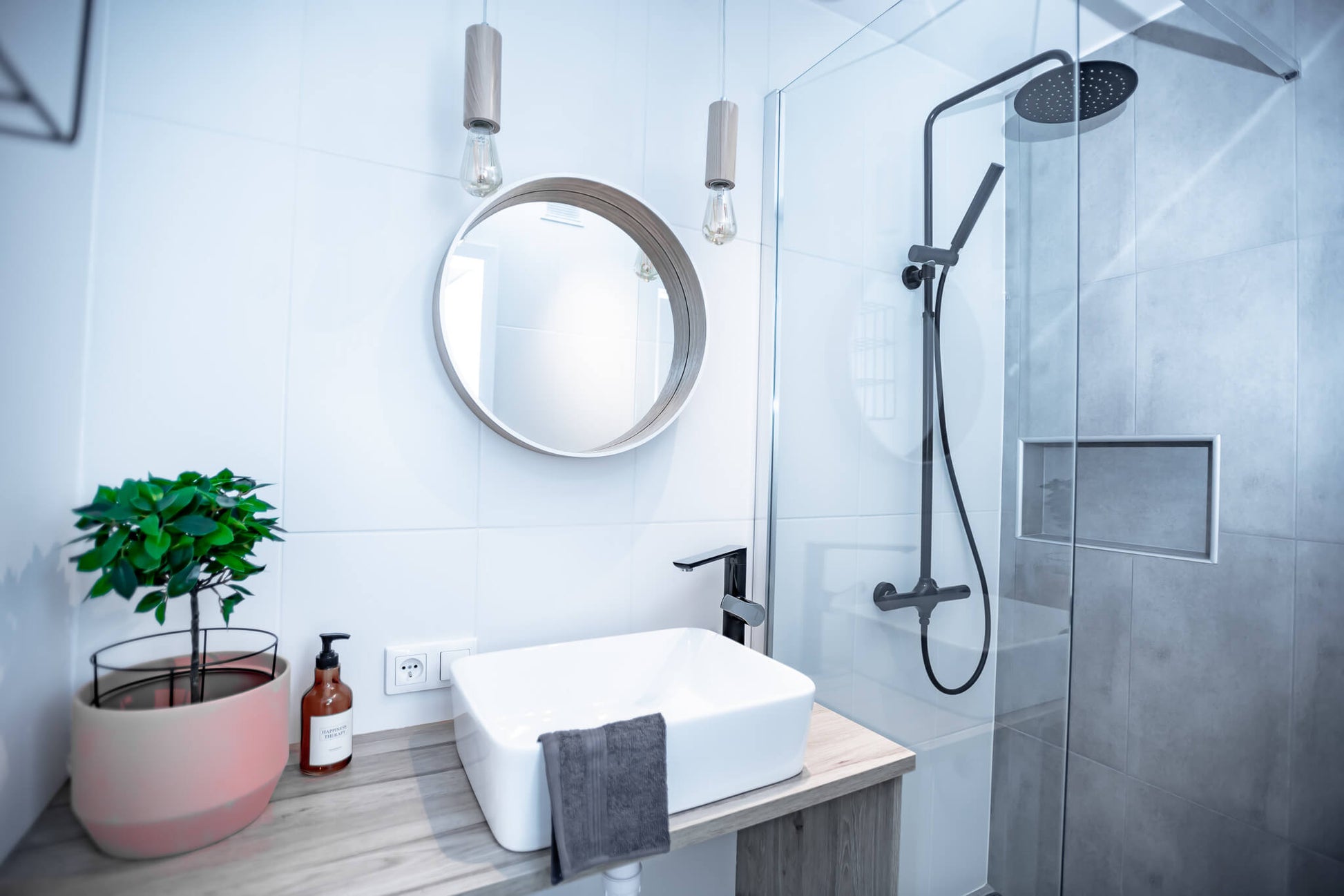 Термостатична душ колона Pretto Thermostatic Black - Laveo в стилна баня, черен термостатичен душ с ръчен душ и голяма пита