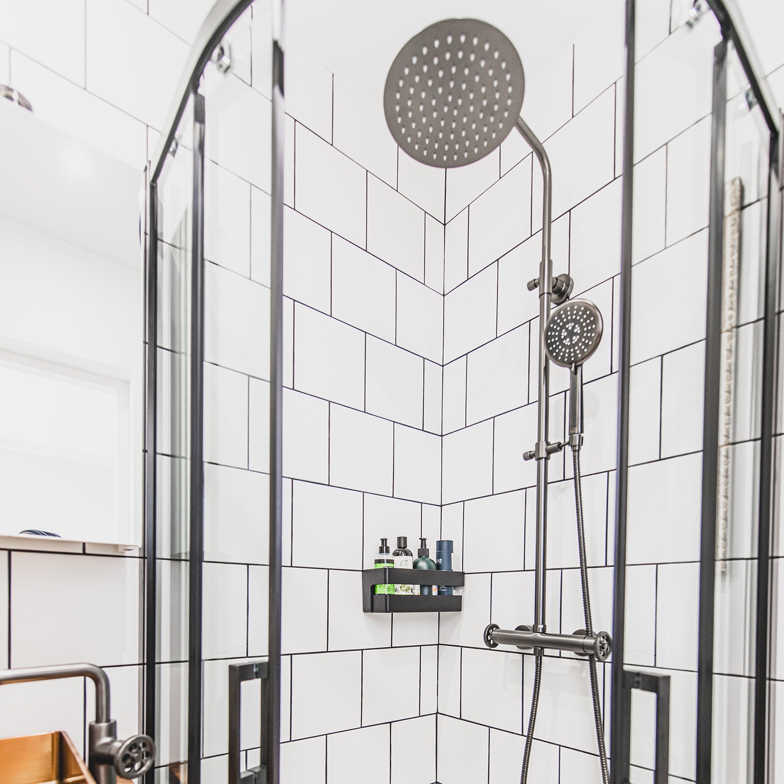 Душ колона Muro Graphite - Laveo в черен графитен дизайн, телескопична, душ пита 25 см, ръчен душ и шлаух – онлайн магазин KERANOVA