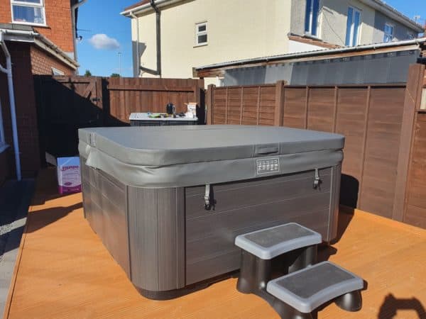Външно джакузи Plug and Play 3 200x200 см. на дървена платформа, капак и стъпала - онлайн магазин за обзавеждане за бани KERANOVA