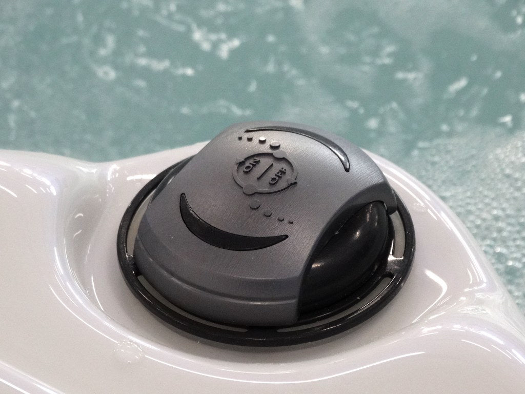 Plug and Play 5 216x160 см. - близък план на управляващ контролен бутон на градинско джакузи, KERANOVA онлайн магазин