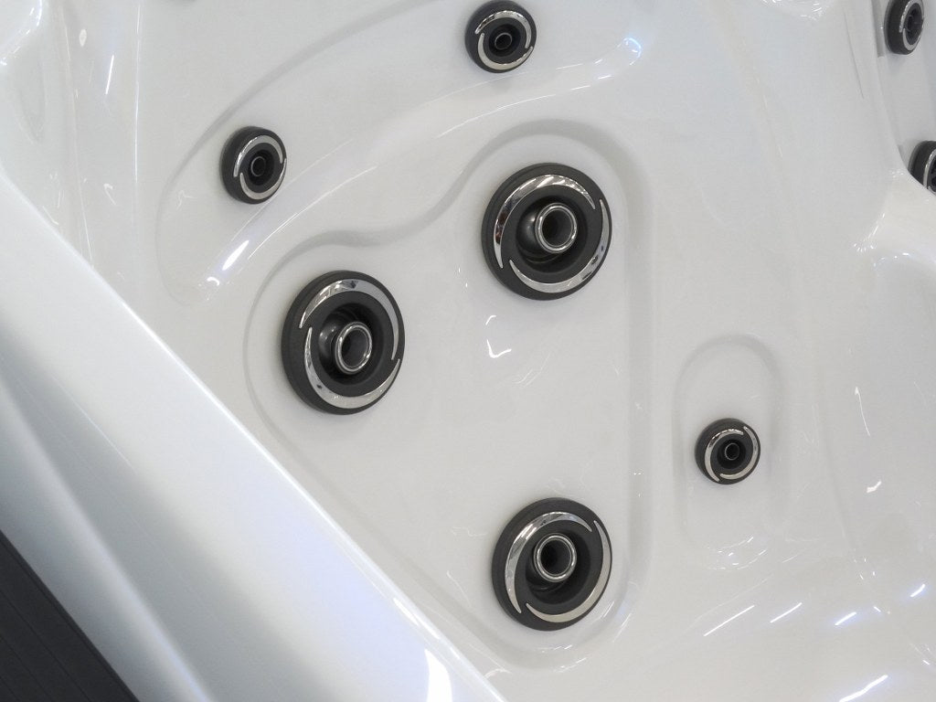 Plug and Play 5 216x160 см. – близък план на джакузи дюзи и акрил, онлайн магазин KERANOVA