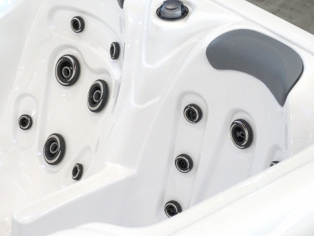 Plug and Play 5 216x160 см. – бяла градинска вана джакузи с масажни дюзи, удобни облегалки от онлайн магазин KERANOVA