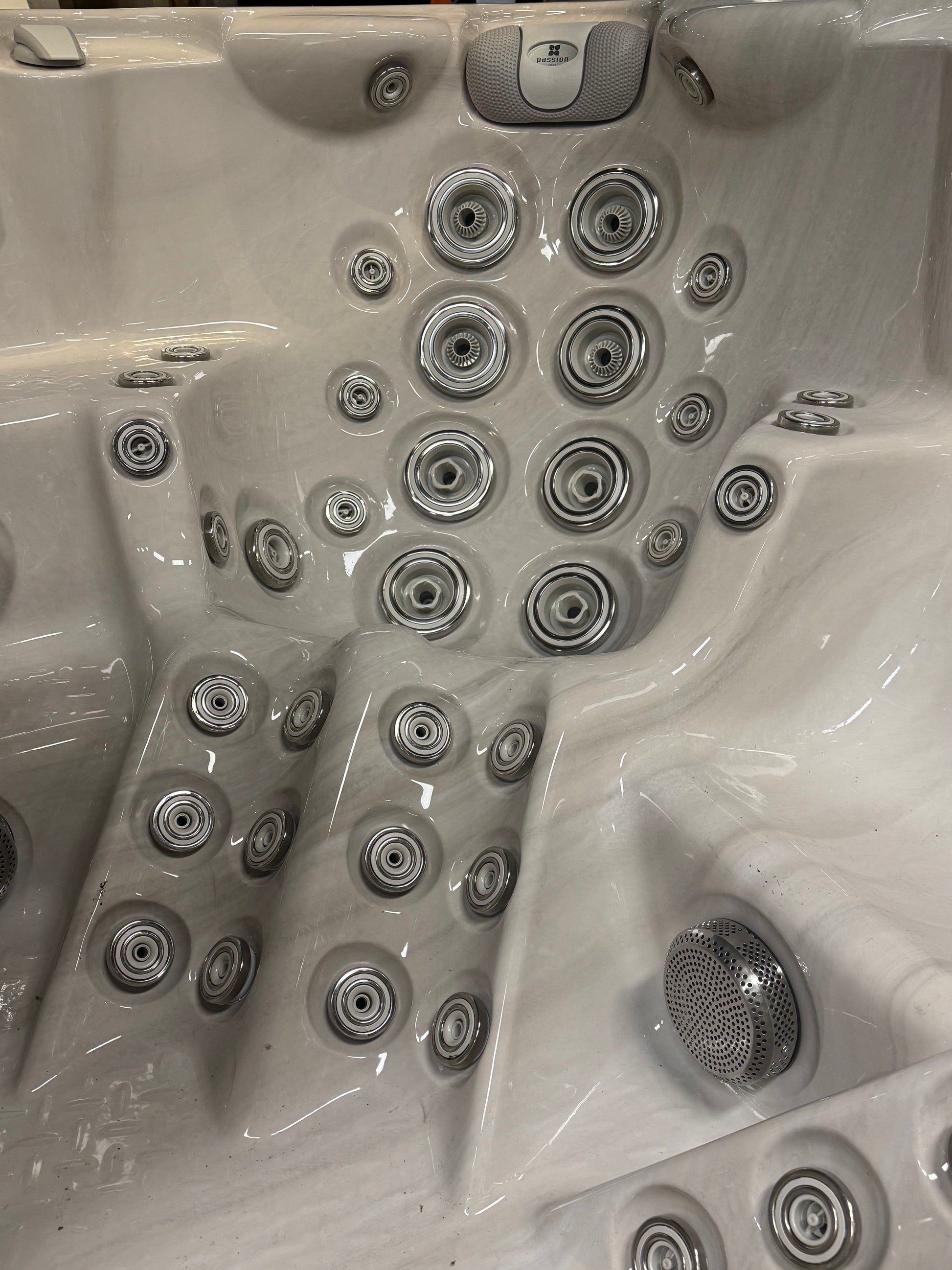 The Lagoon 234x234 см. хидромасажно спа с множество джетове, идеално за градински релакс - онлайн магазин за обзавеждане за бани KERANOVA