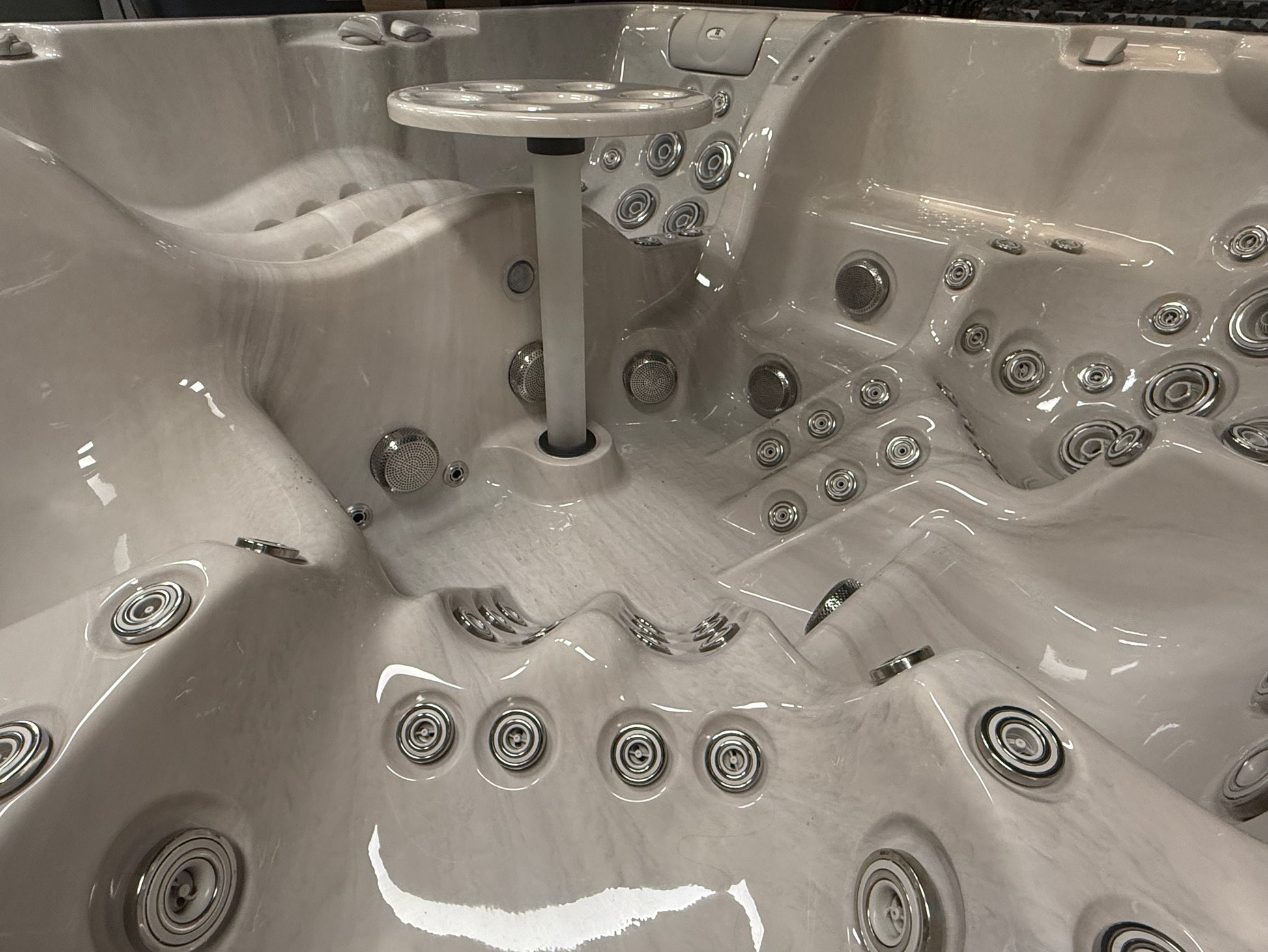 The Lagoon 234x234 см. хидромасажно спа с множество джетове и ергономични седалки за KERANOVA онлайн магазин