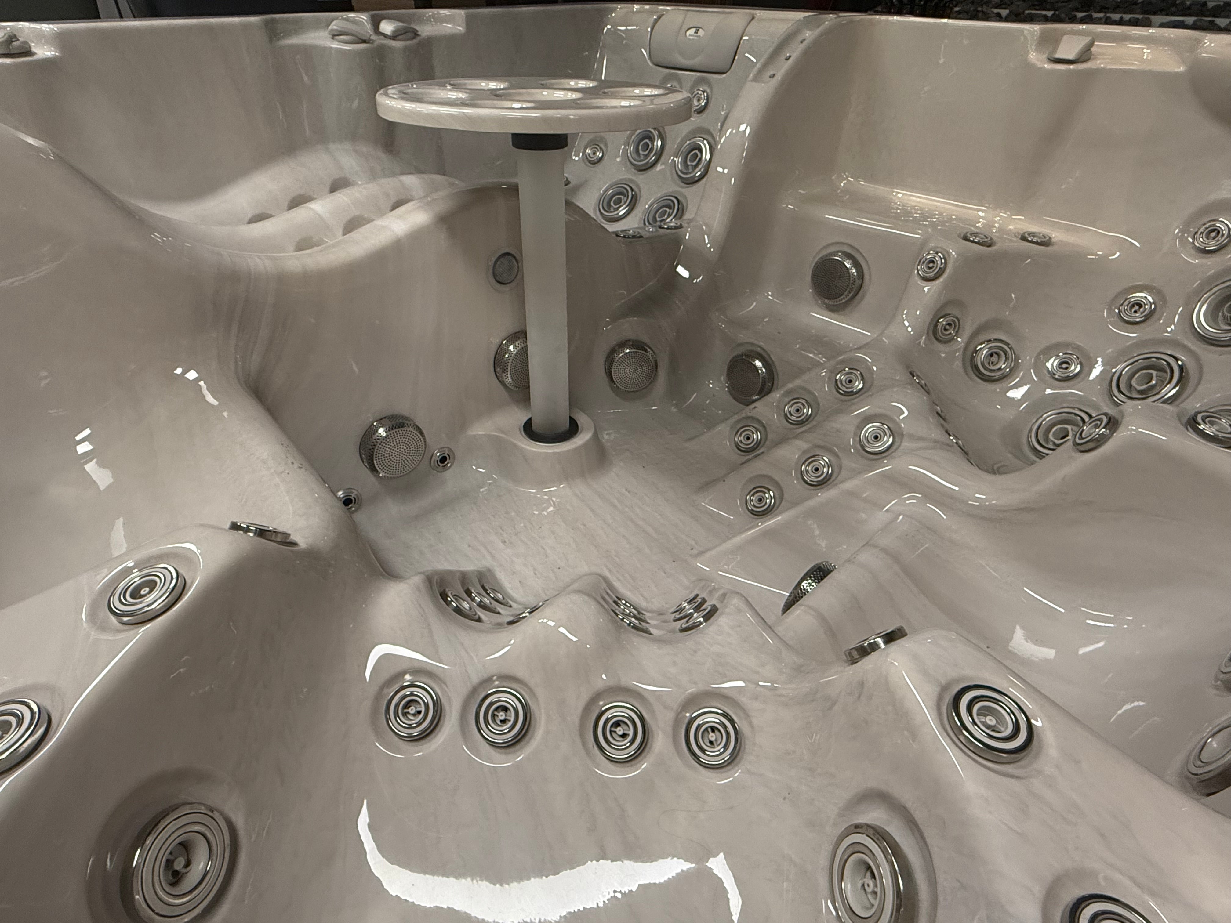 The Lagoon 234x234 см. хидромасажно спа с множество джетове и ергономични седалки за KERANOVA онлайн магазин