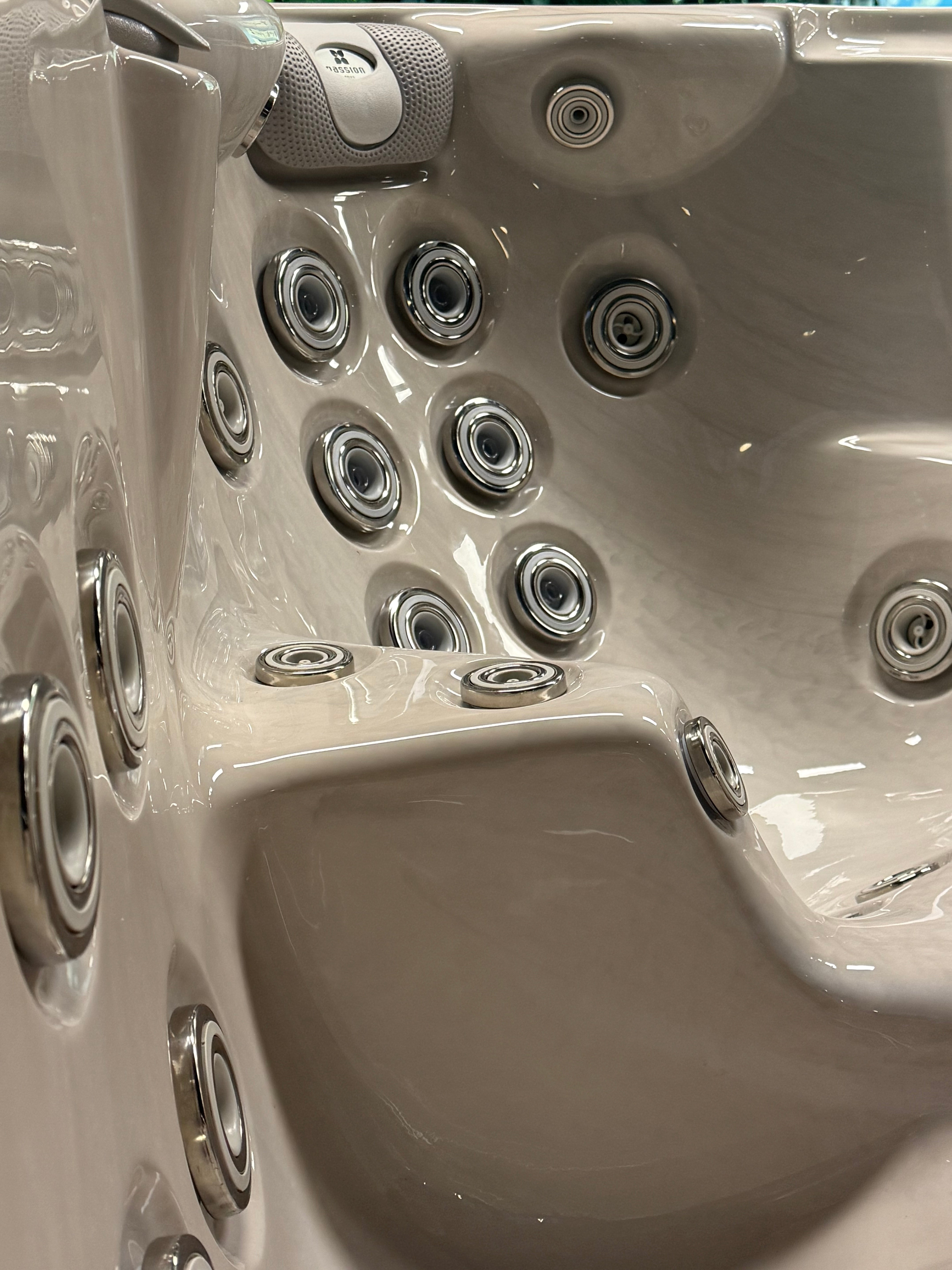 The Lagoon 234x234 см. бежов хидромасажен спа басейн с многоточкови дюзи за цялостен масаж - онлайн магазин KERANOVA