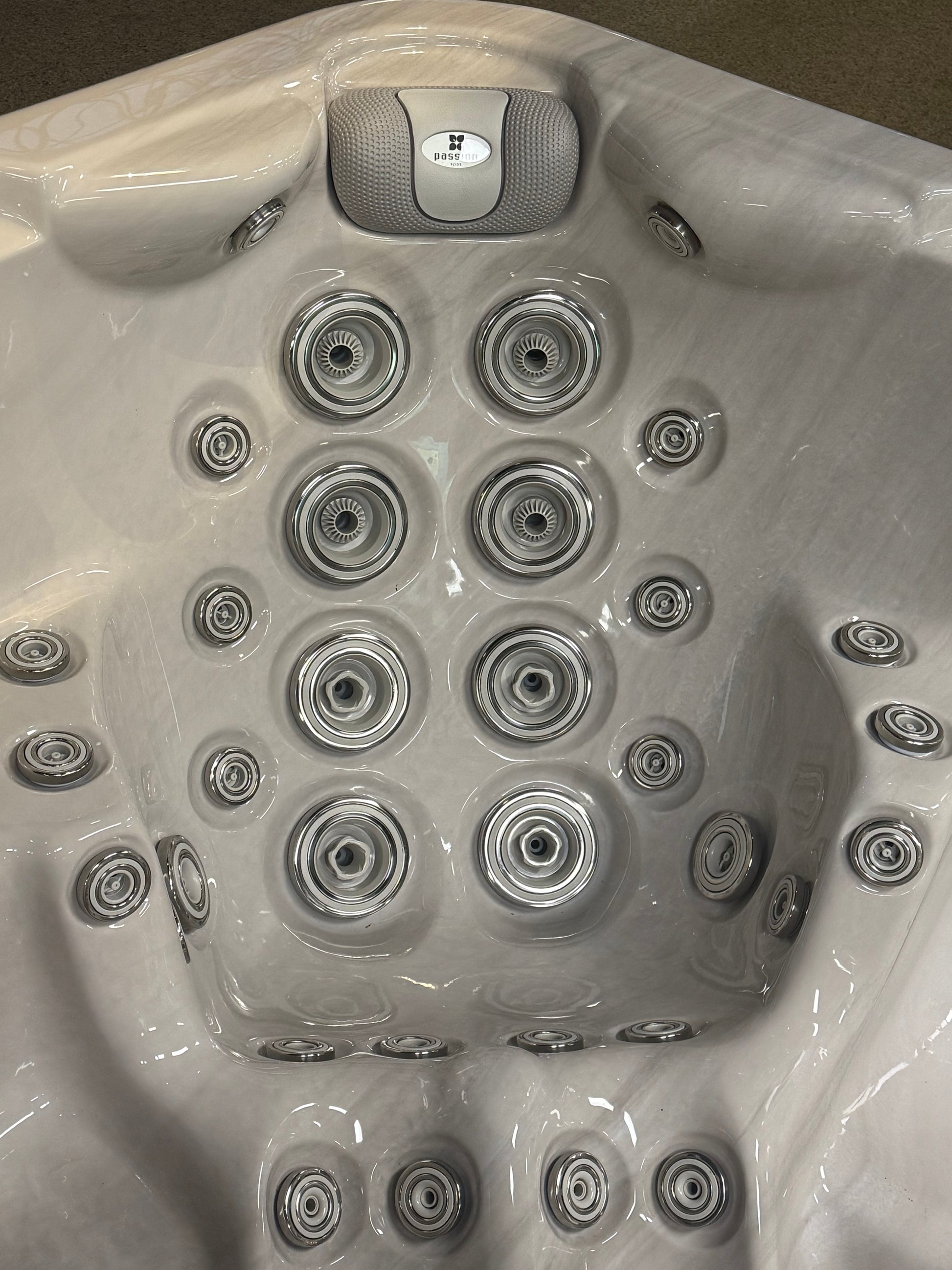 The Lagoon 234x234 см. хидромасажна вана с множество дюзи, детайлен изглед за онлайн магазин KERANOVA