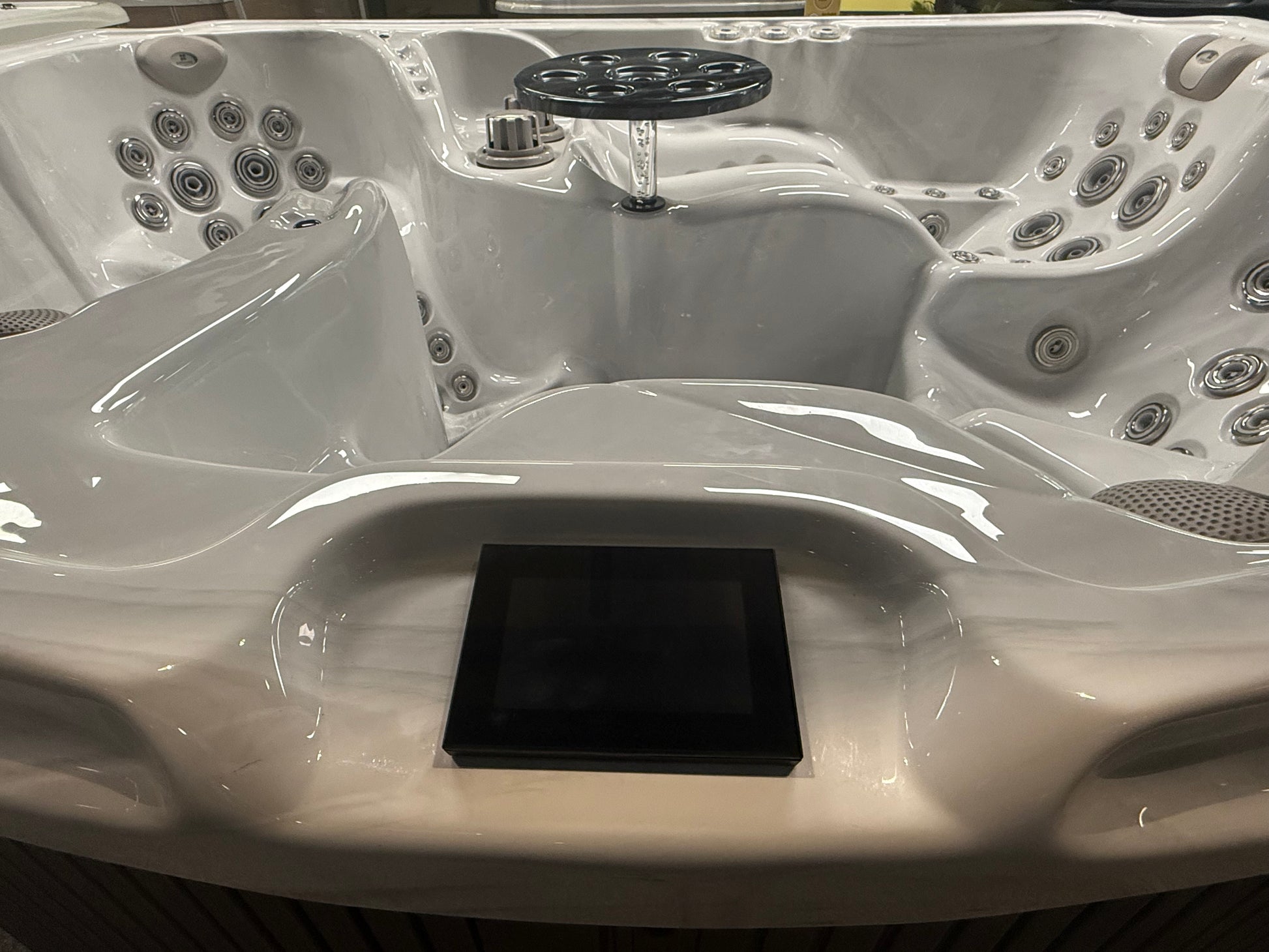 The Oasis 275x234 см. бял хидромасажен спа басейн с множество дюзи, дизайн за градина - онлайн магазин за обзавеждане за бани KERANOVA