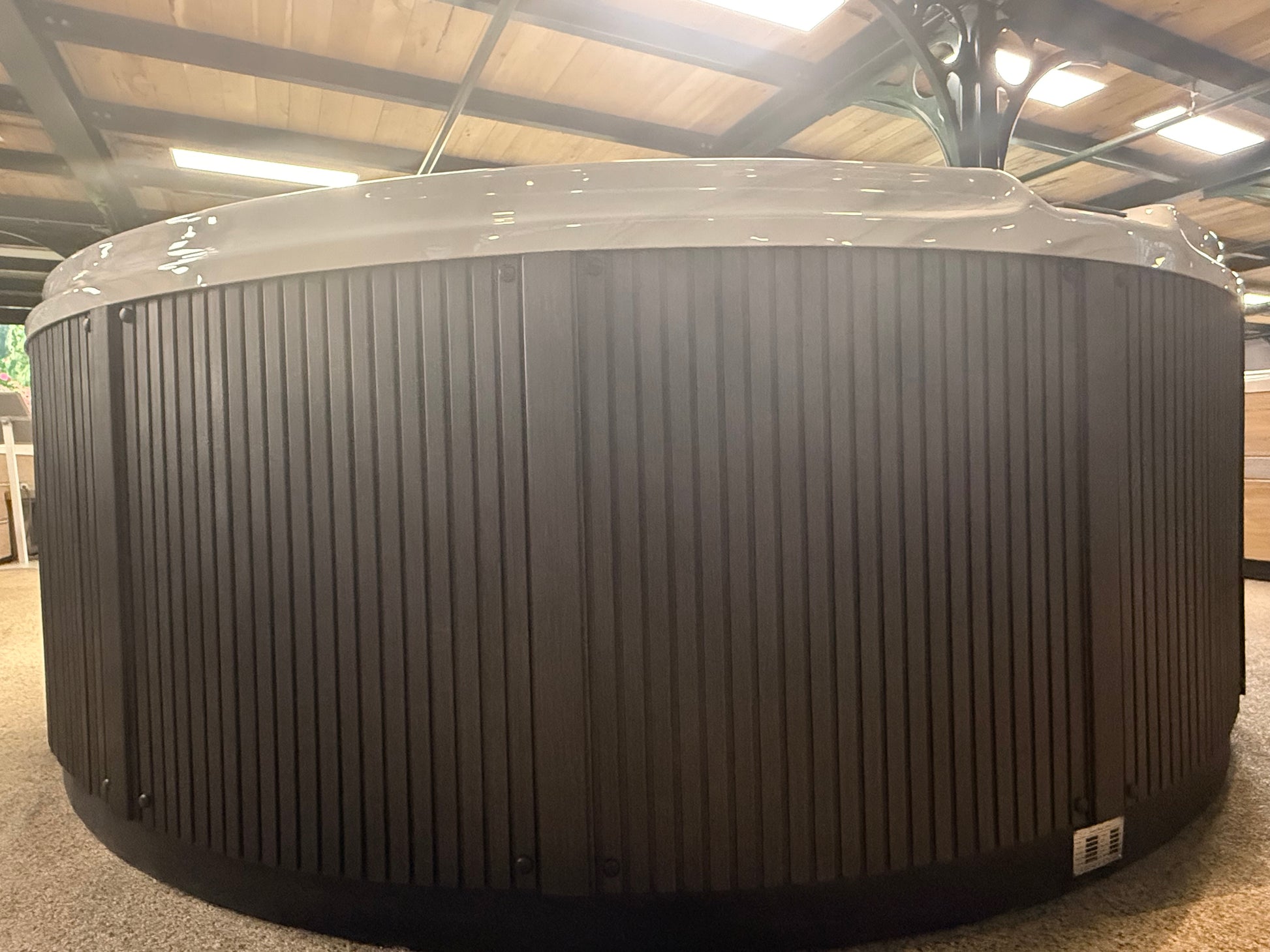 The Oasis 275x234 см. външно хидромасажно спа в тъмен дървесен панел за градина - онлайн магазин за обзавеждане за бани KERANOVA