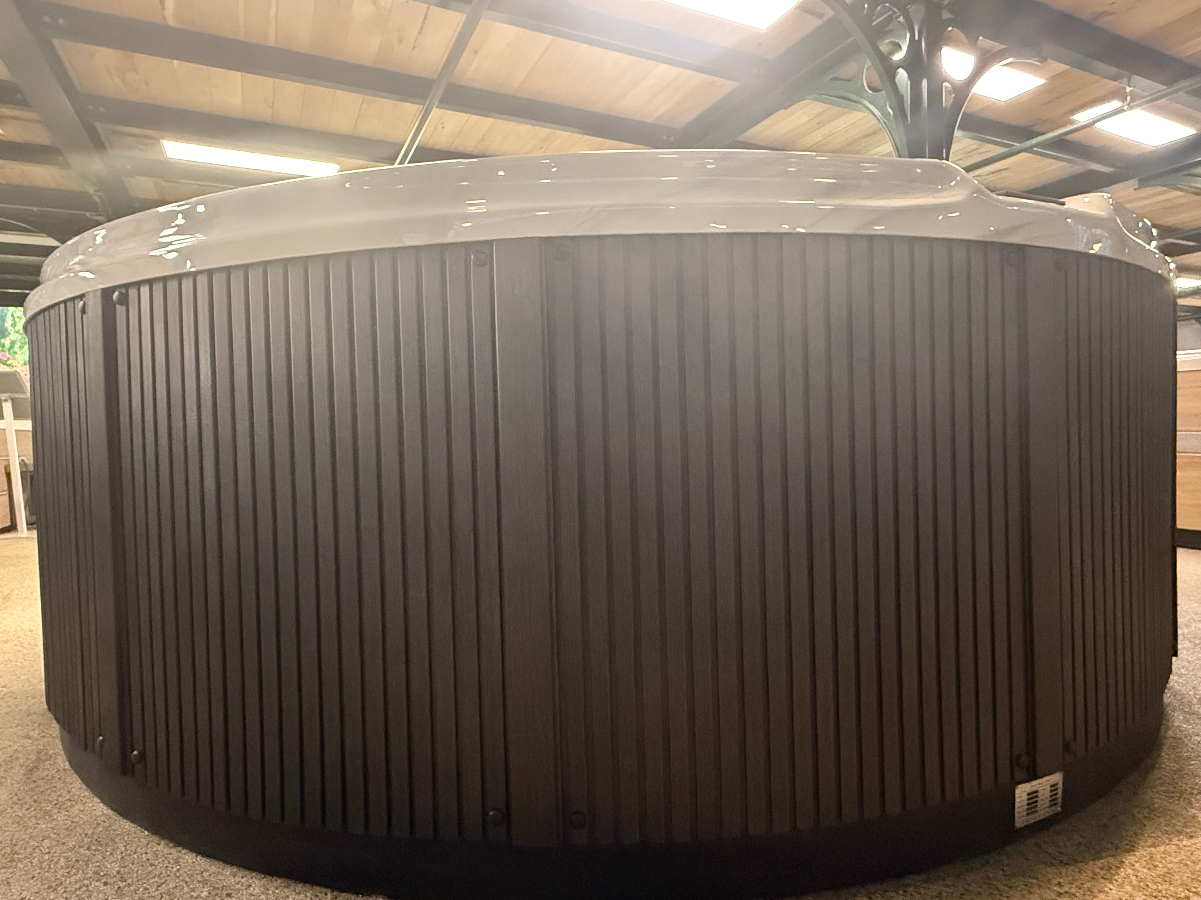 The Oasis 275x234 см. външно хидромасажно спа в тъмен дървесен панел за градина - онлайн магазин за обзавеждане за бани KERANOVA