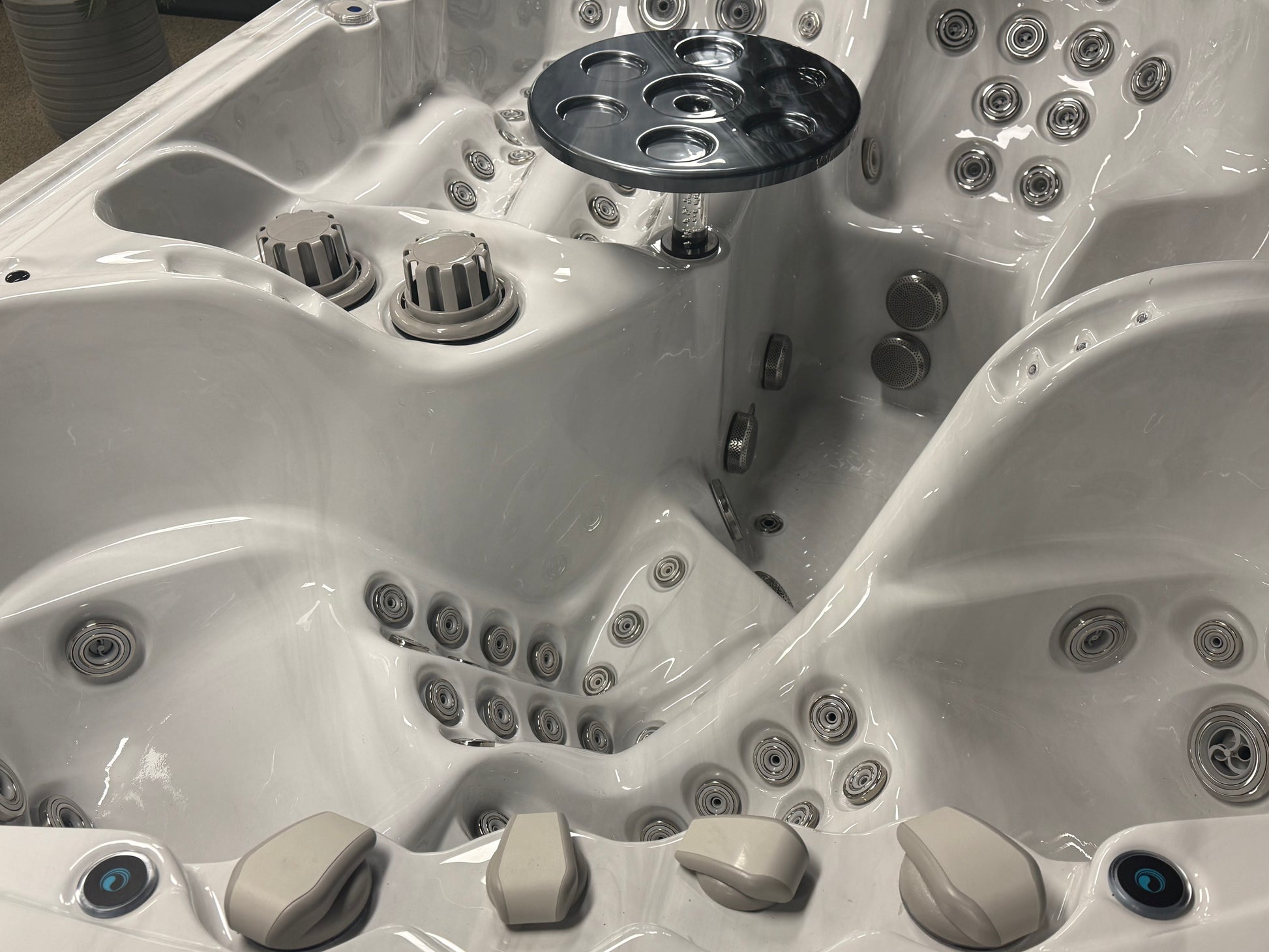 The Oasis 275x234 см. бял хидромасажен спа с множество джетове и вградено подвижно столче – онлайн магазин за обзавеждане KERANOVA