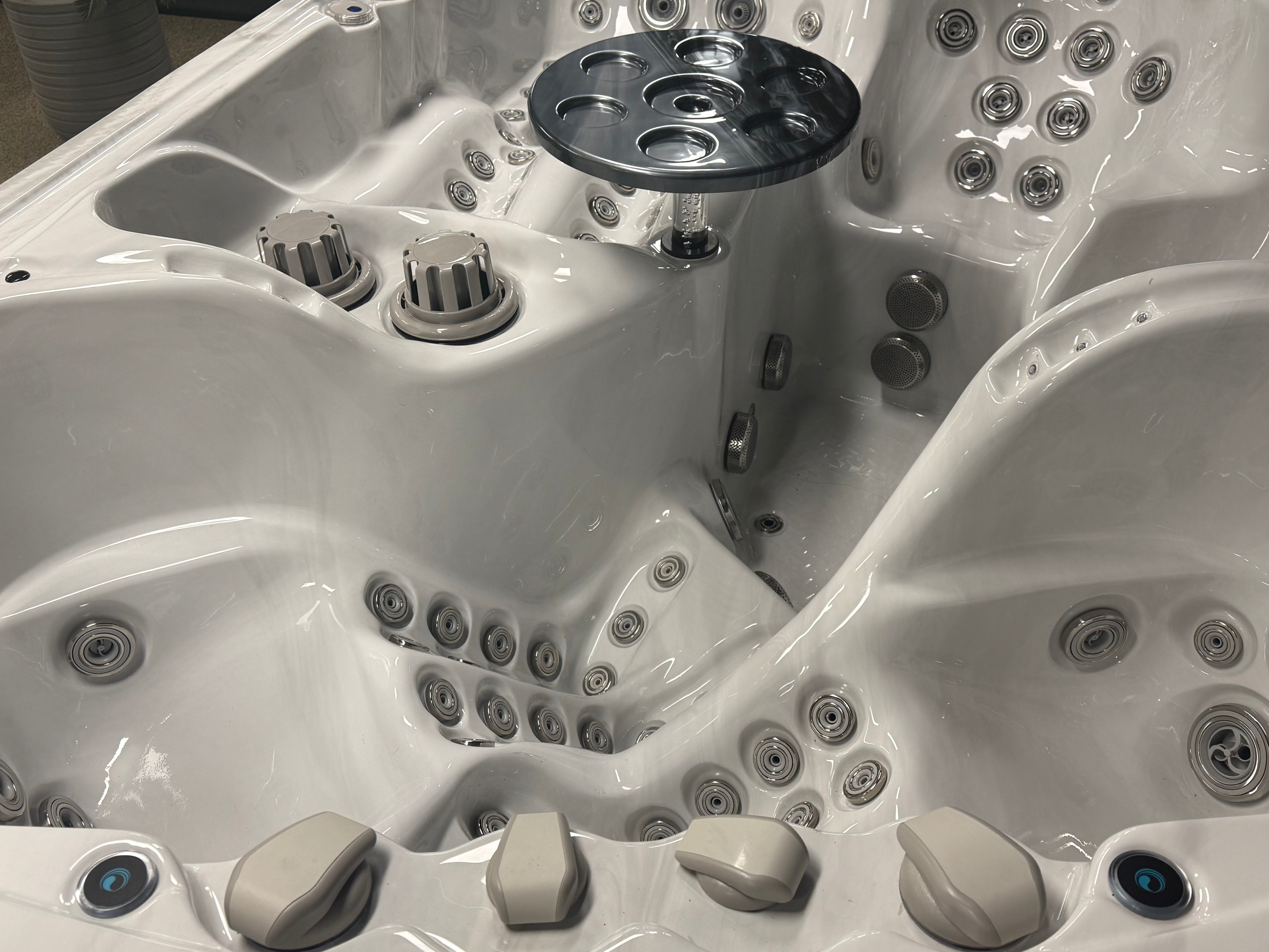 The Oasis 275x234 см. бял хидромасажен спа с множество джетове и вградено подвижно столче – онлайн магазин за обзавеждане KERANOVA