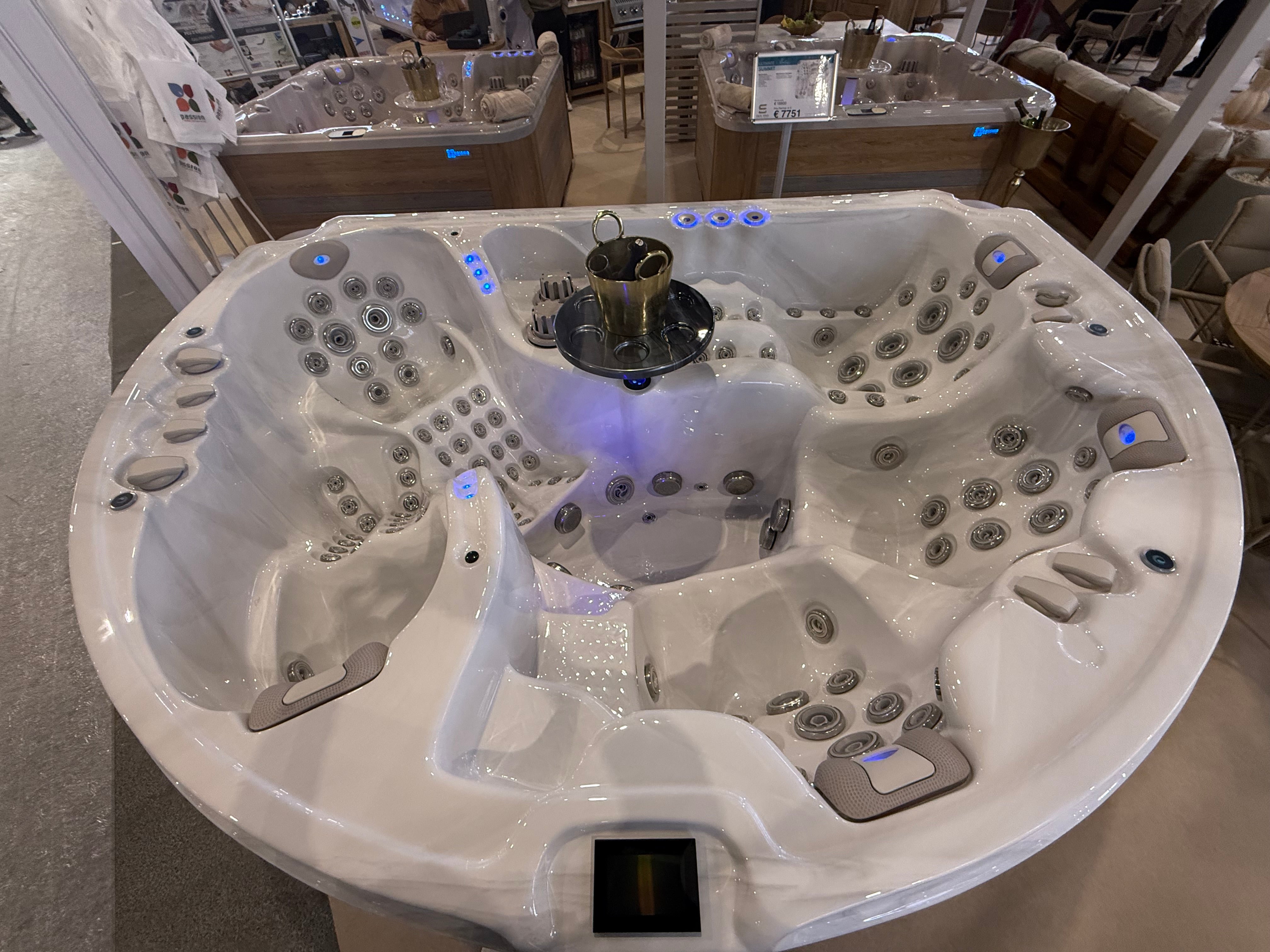 The Oasis 275x234 см. бял външен хидромасажен спа в шоурум на KERANOVA, множество дюзи и ергономични седалки