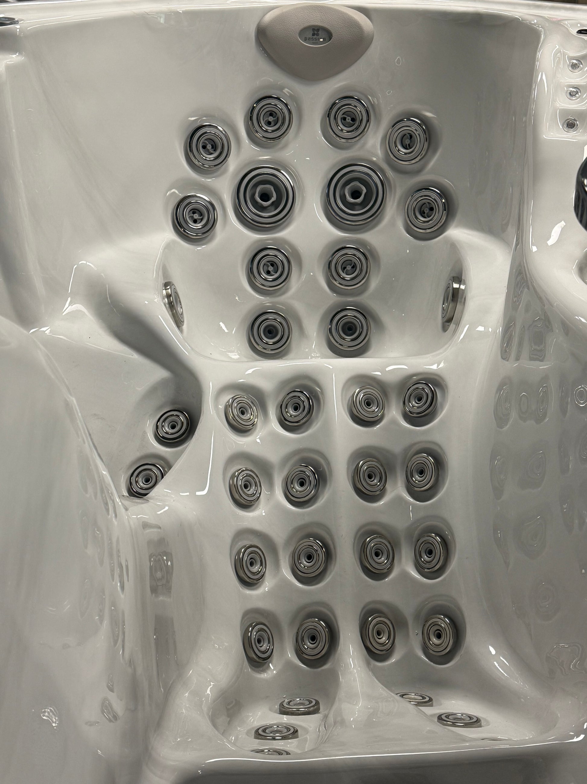 The Oasis 275x234 см. - бяло хидромасажно спа с множество джетове, идеално за релаксация в градината | онлайн магазин KERANOVA