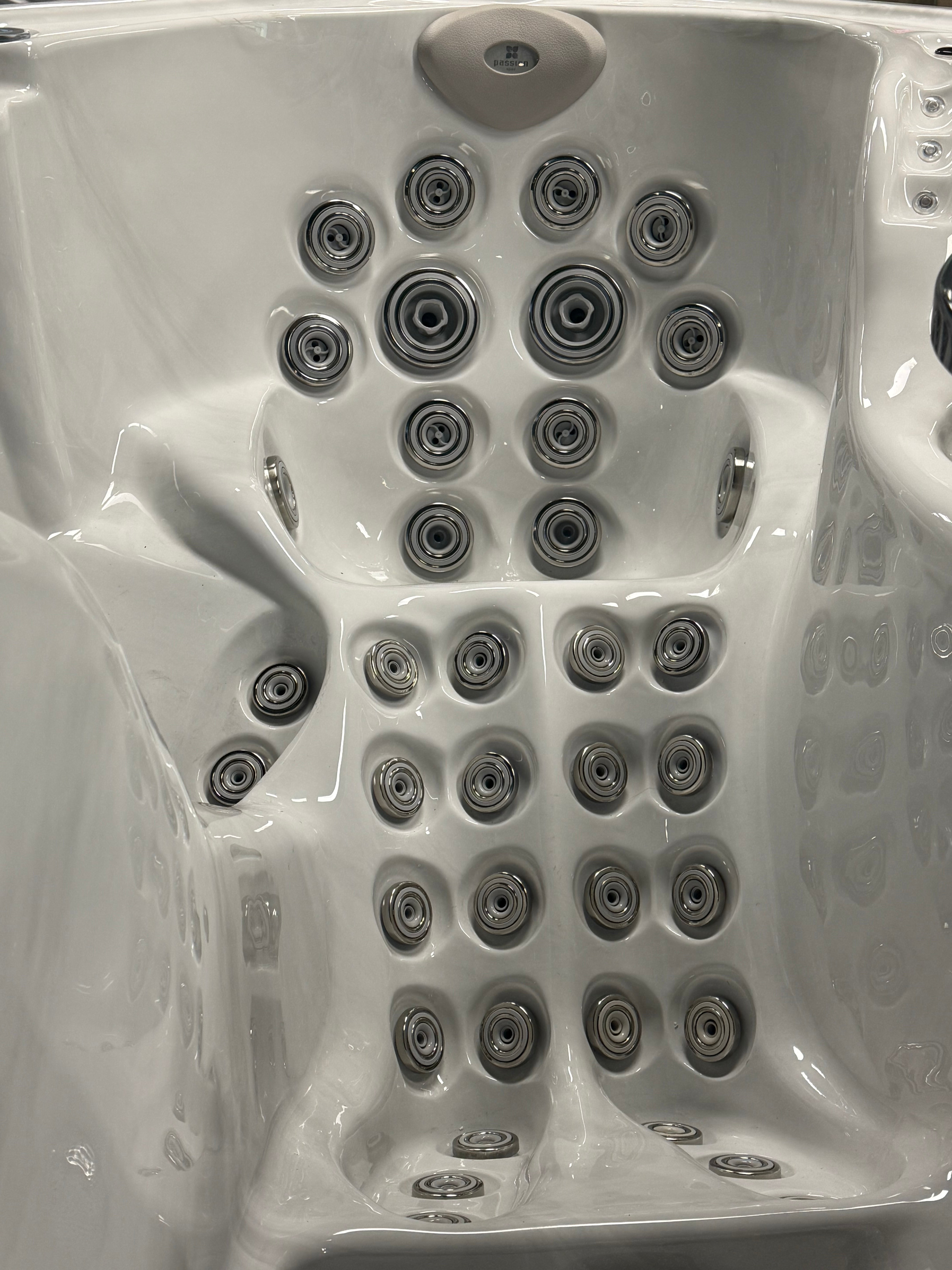 The Oasis 275x234 см. - бяло хидромасажно спа с множество джетове, идеално за релаксация в градината | онлайн магазин KERANOVA