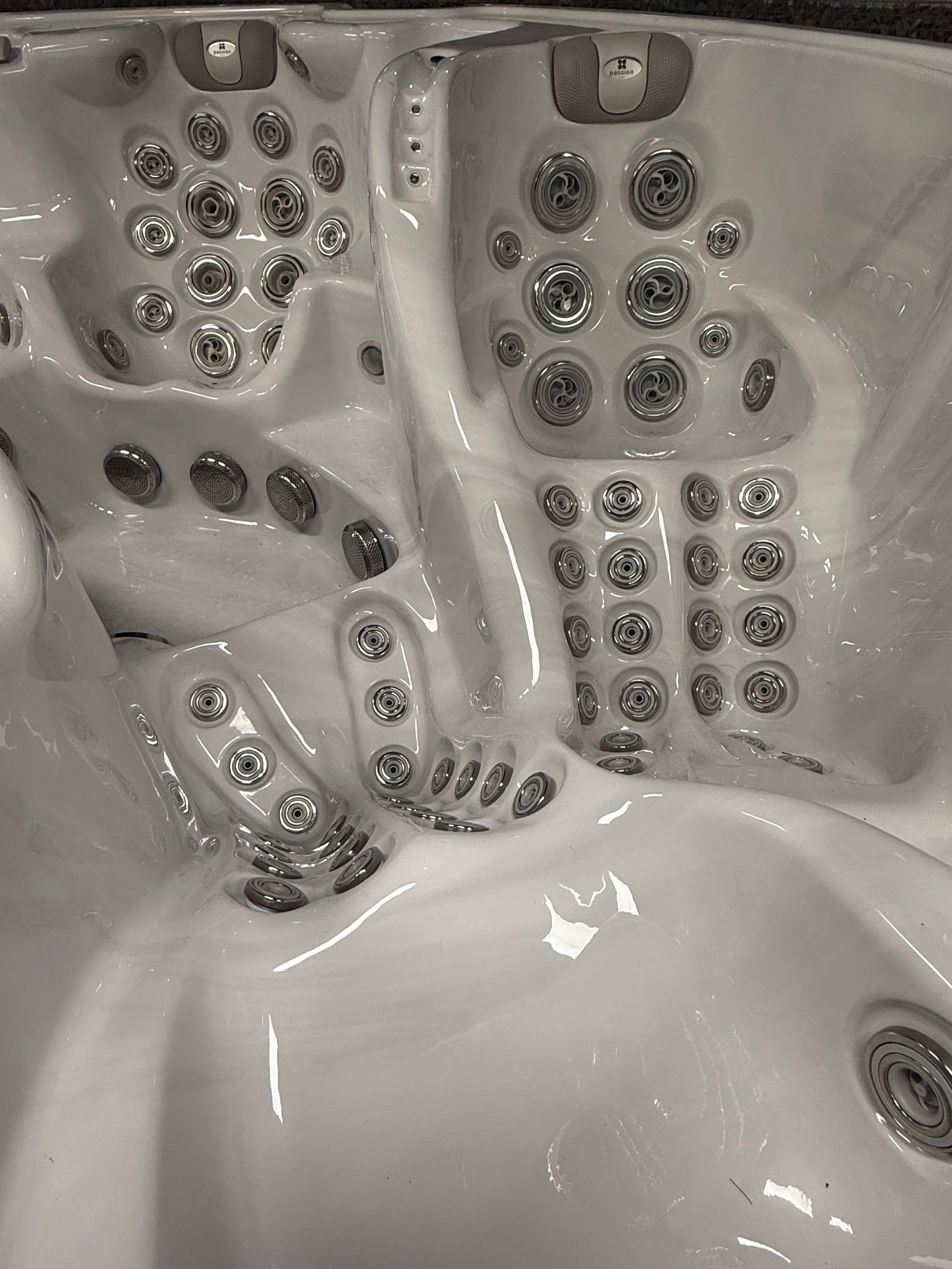 The Oasis 275x234 см. - бял хидромасажен спа басейн с множество джетове, продукт за онлайн магазин за обзавеждане за бани KERANOVA