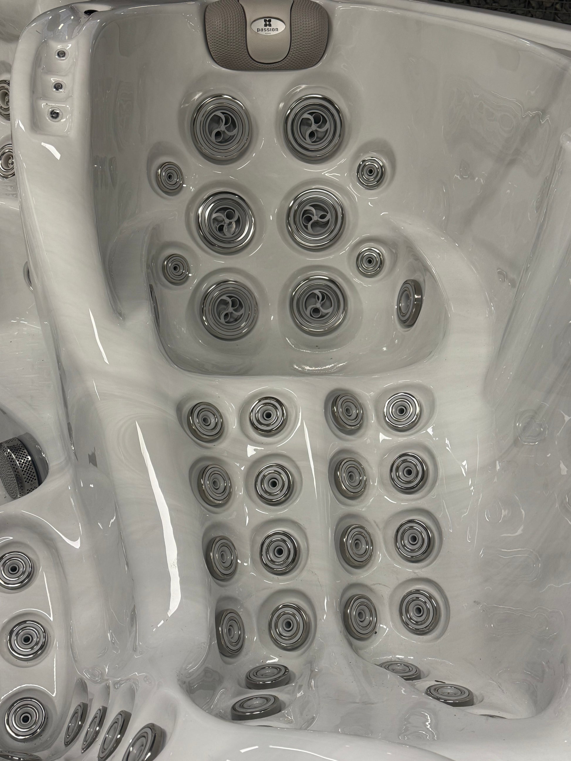 The Oasis 275x234 см. бял хидромасажен спа басейн с множество струй, продукт в онлайн магазин за обзавеждане за бани KERANOVA