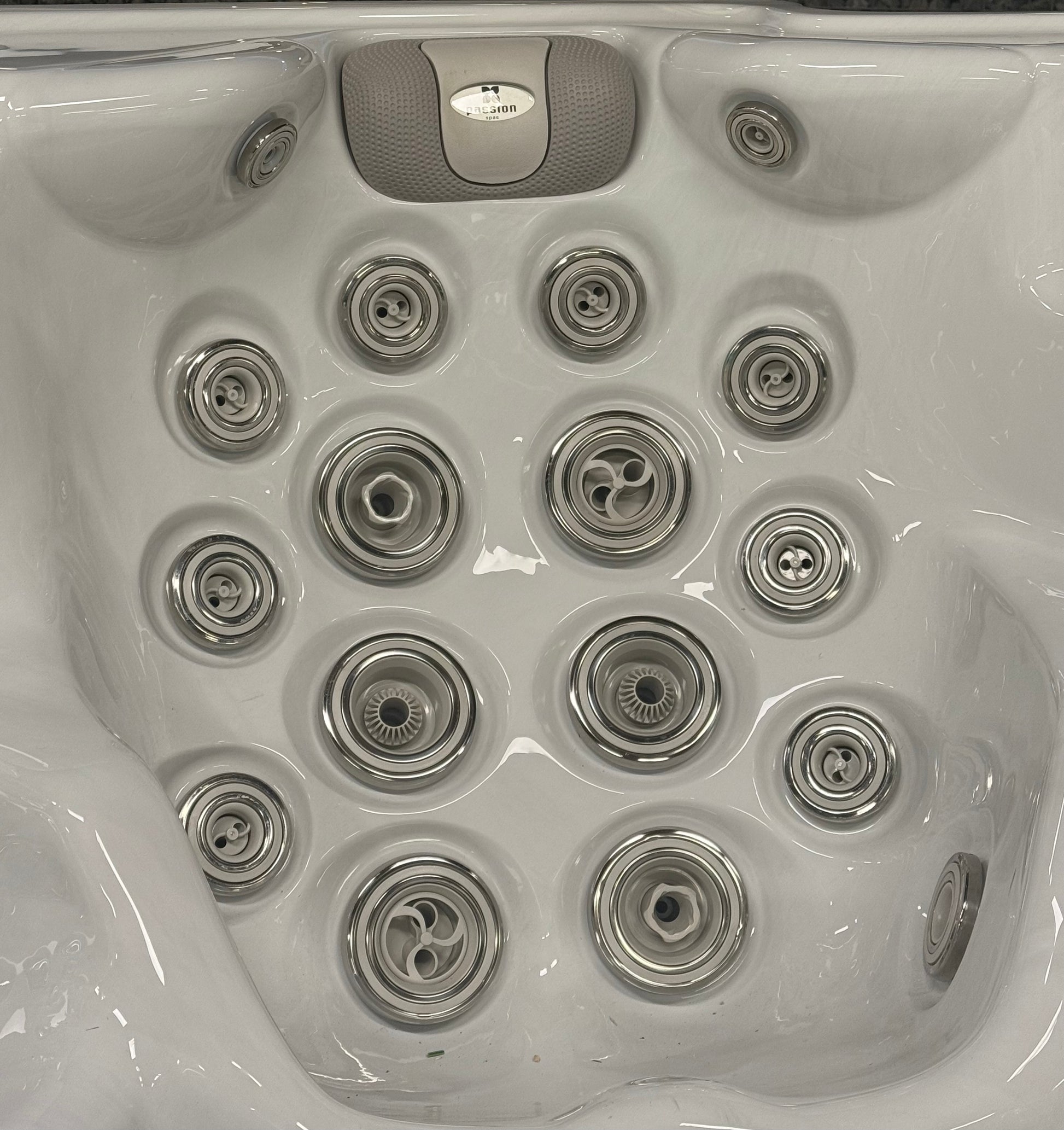 The Oasis 275x234 см. хидромасажна вана с множество джетове, продукт от Eden Spas в онлайн магазин за обзавеждане KERANOVA