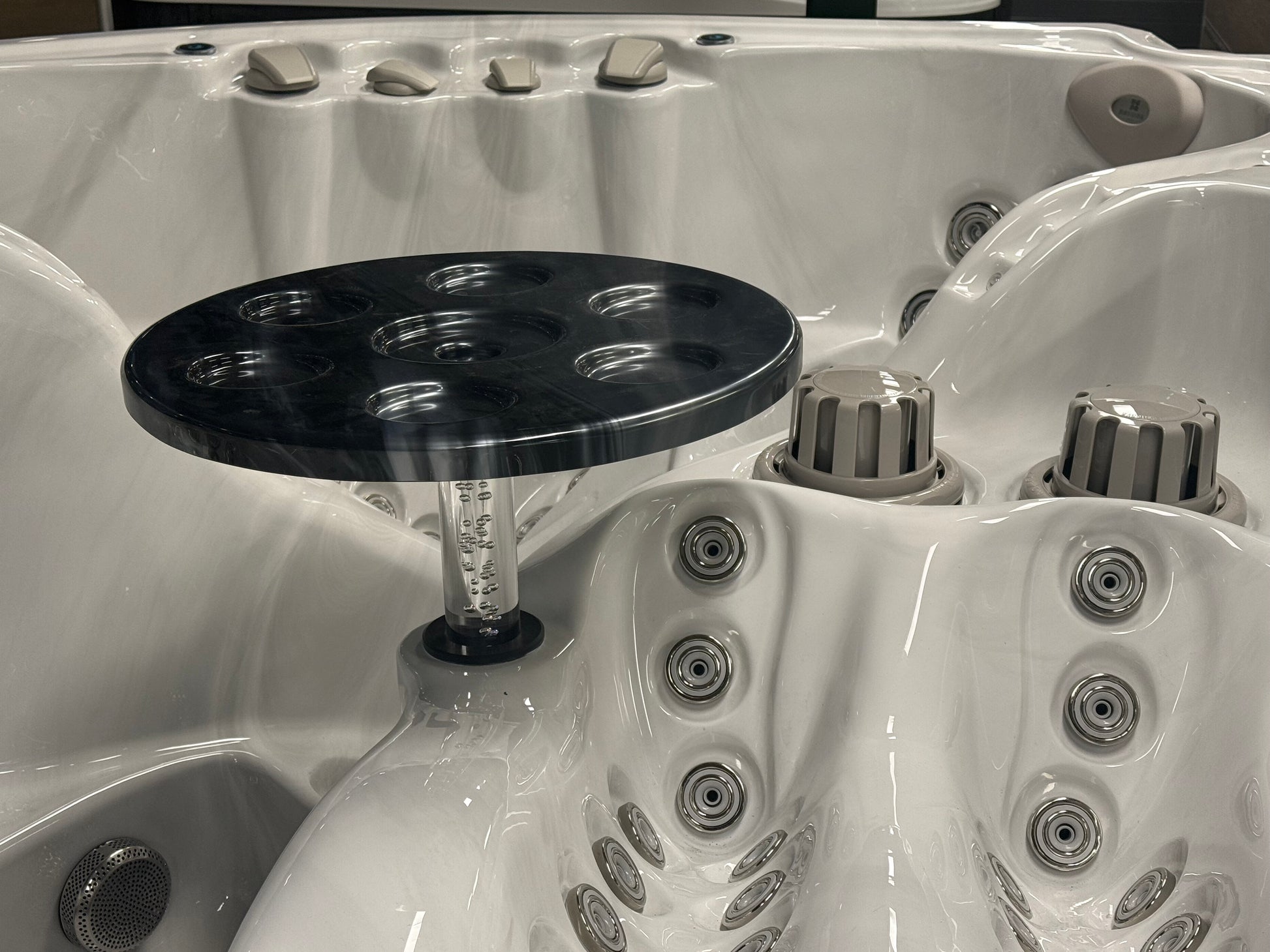 The Oasis 275x234 см. бял хидромасажен спа басейн с вграден крачен стол и множество джетове – онлайн магазин за обзавеждане за бани KERANOVA