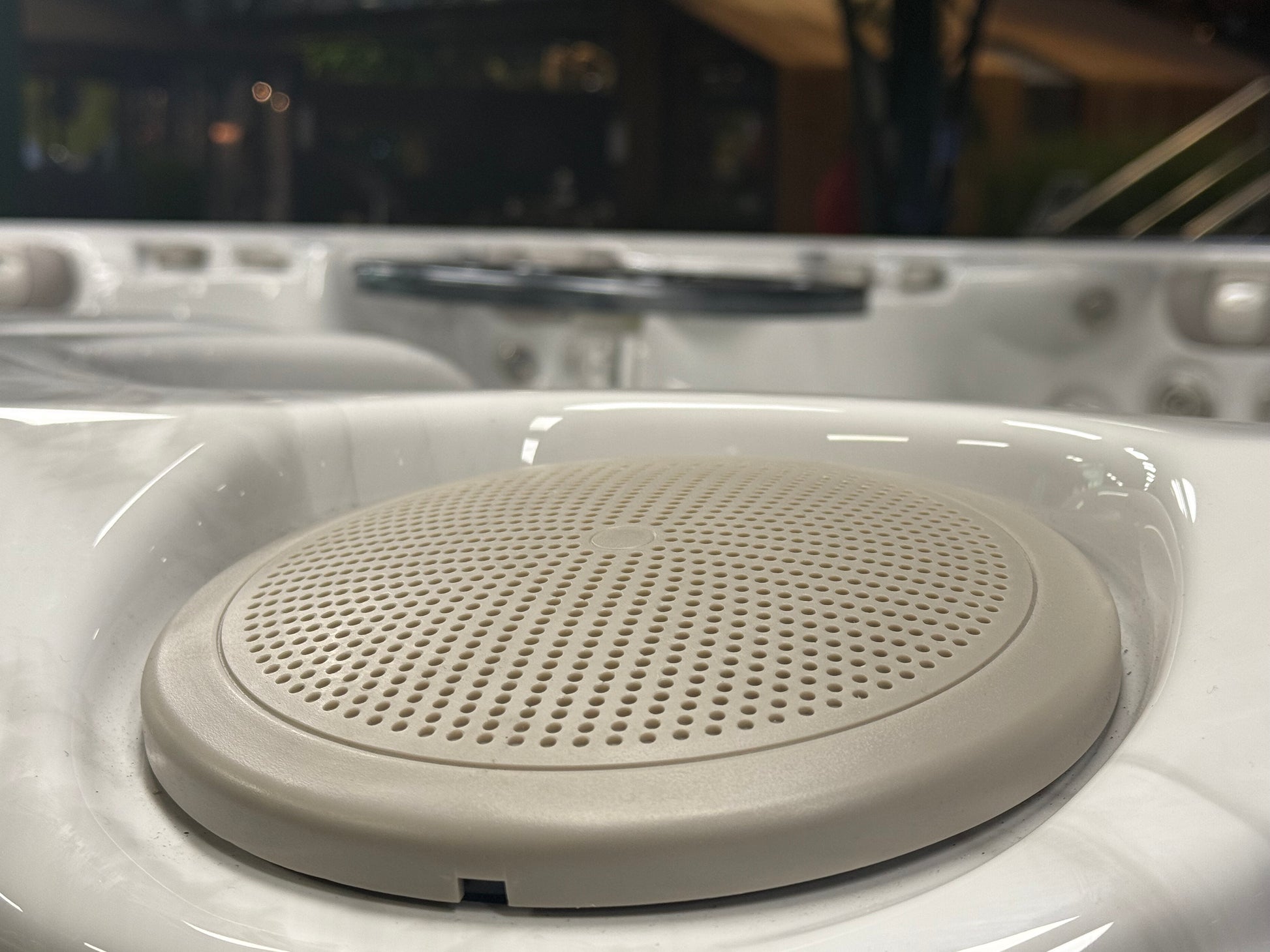 The Oasis 275x234 см. хидромасажна спа джакузи в онлайн магазин KERANOVA - близък план на високоговорител/вентил за масаж