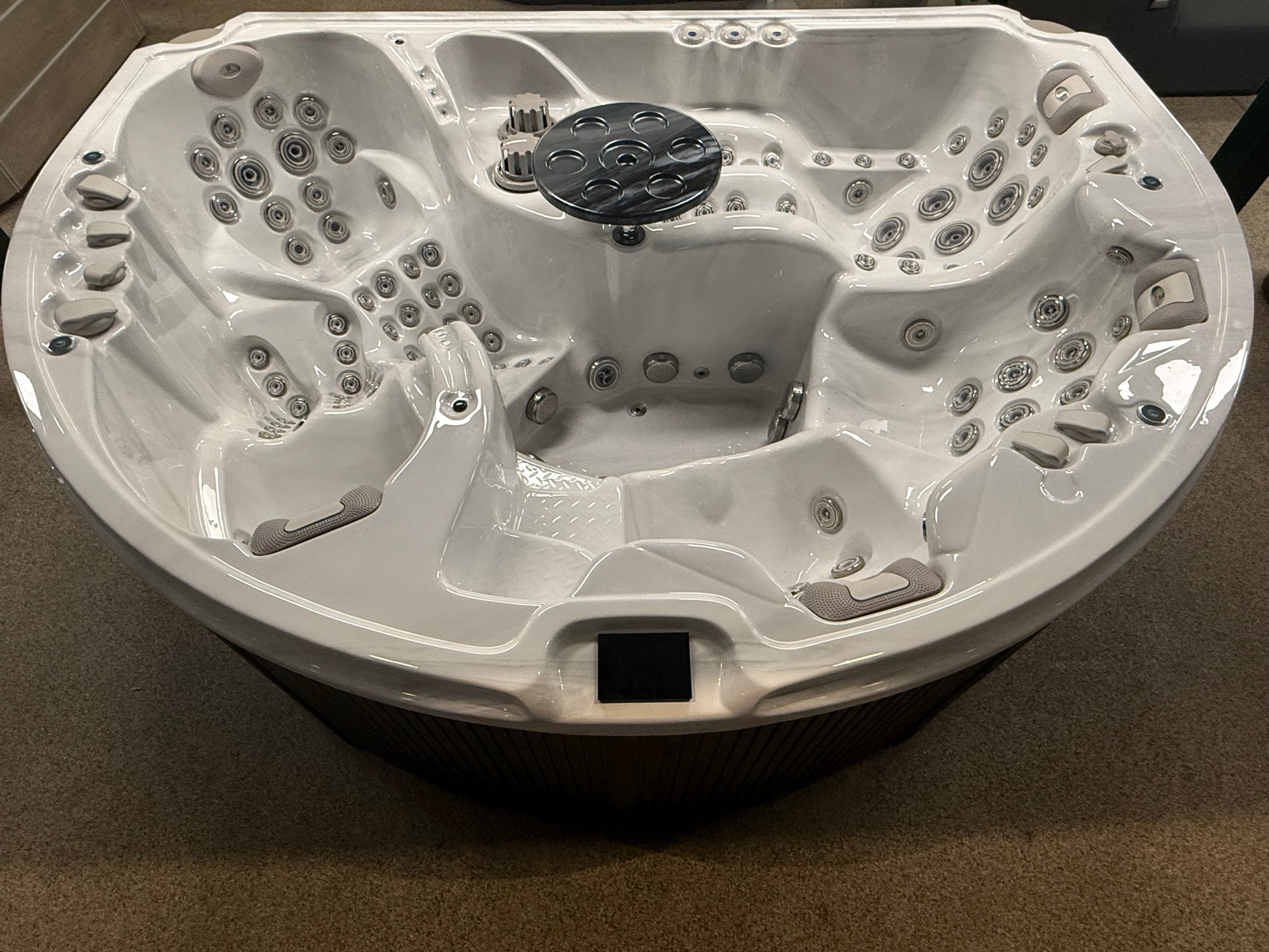 The Oasis 275x234 см. хидромасажно спа от Eden Spas в онлайн магазин KERANOVA — външно джакузи с множество дюзи за цялостен масаж