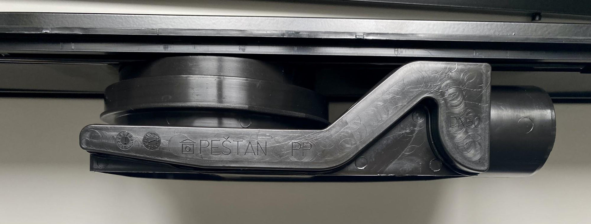 Confluo Primo Compact Line - черен мат - Pestan линеен сифон 2в1 с пластмасово тяло и неръждаема решетка за онлайн магазин KERANOVA