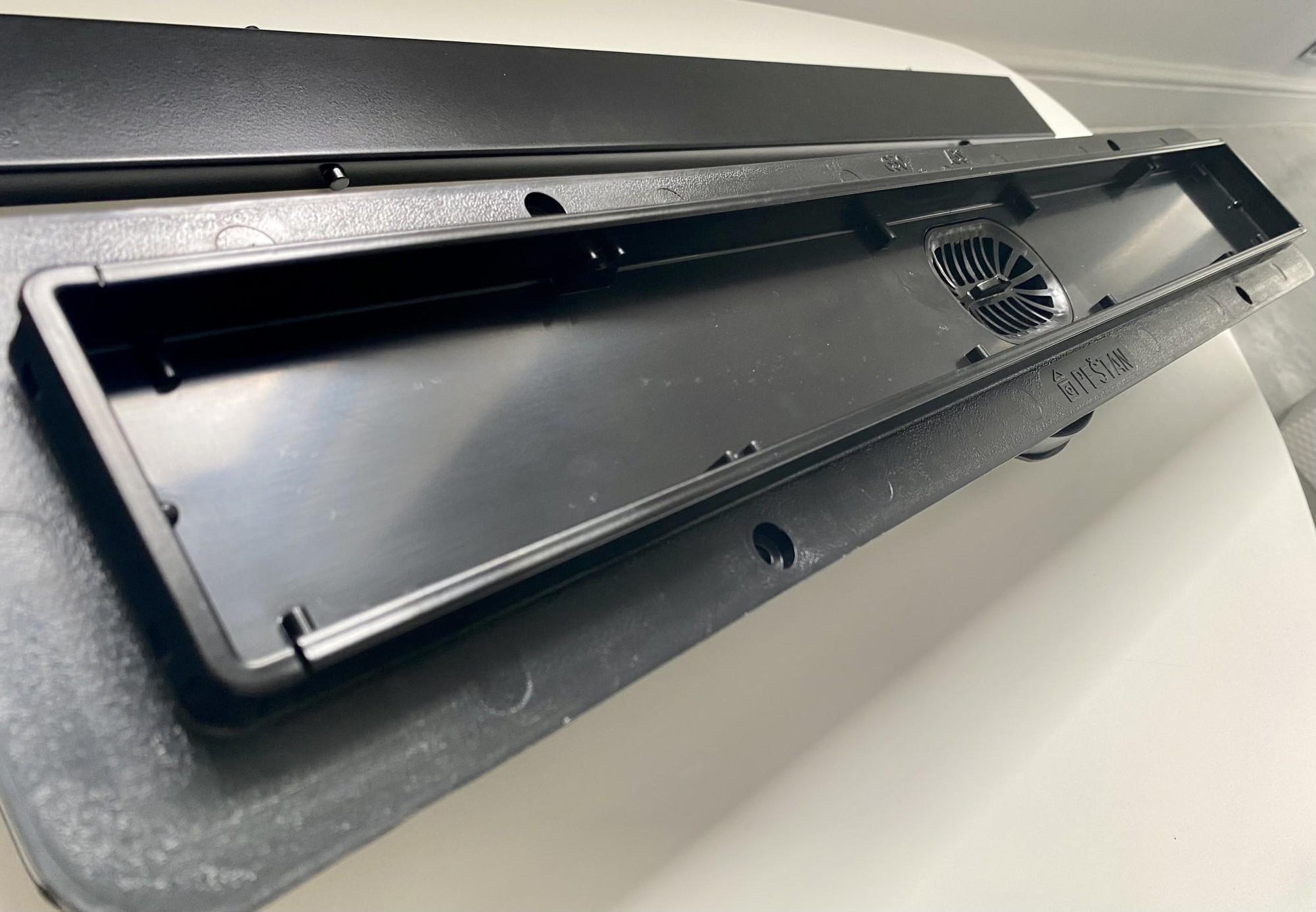 Confluo Primo Compact Line - черен мат - Pestan дизайнерски линеен сифон 2в1, пластмасово тяло и неръждаема стоманена решетка – KERANOVA