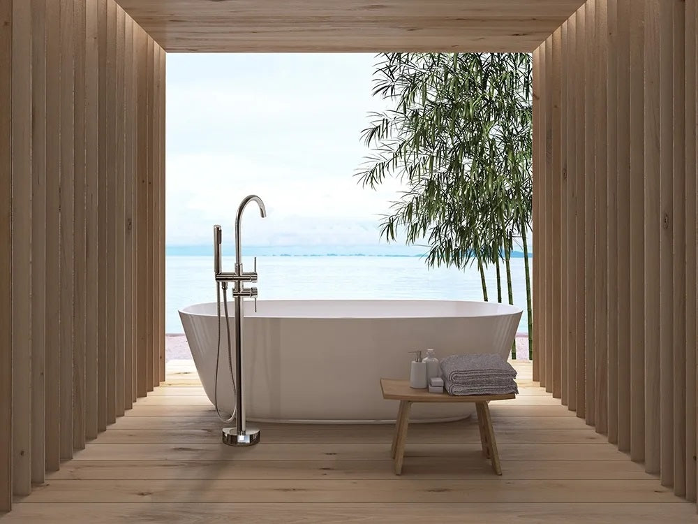 Свободностоящ смесител за вана REA Lungo Ortis Chrome до бяла вана в модерна дървена баня с морски изглед, онлайн магазин за обзавеждане за бани KERANOVA