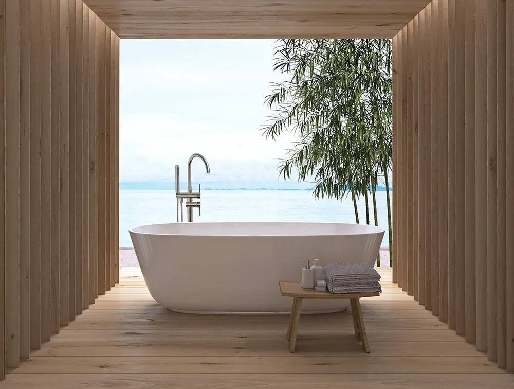 Свободностоящ смесител за вана REA Lungo Ortis Chrome в модерен банен интериор с вана и морска панорама, онлайн магазин KERANOVA