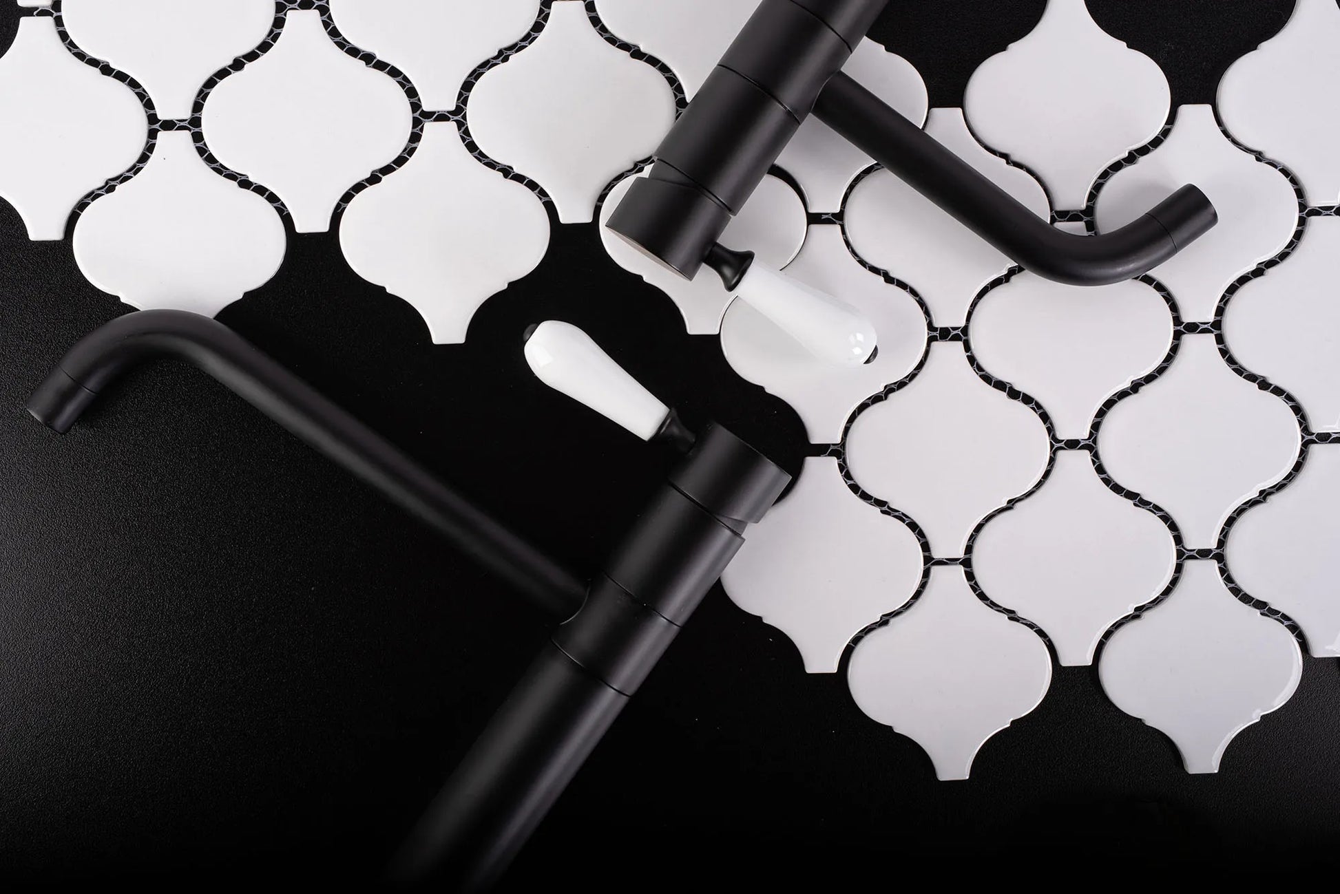 Смесител Serra Black Low - REA в матово черно с бяла ръкохватка, керамичен механизъм, класически дизайн за мивка - онлайн магазин KERANOVA