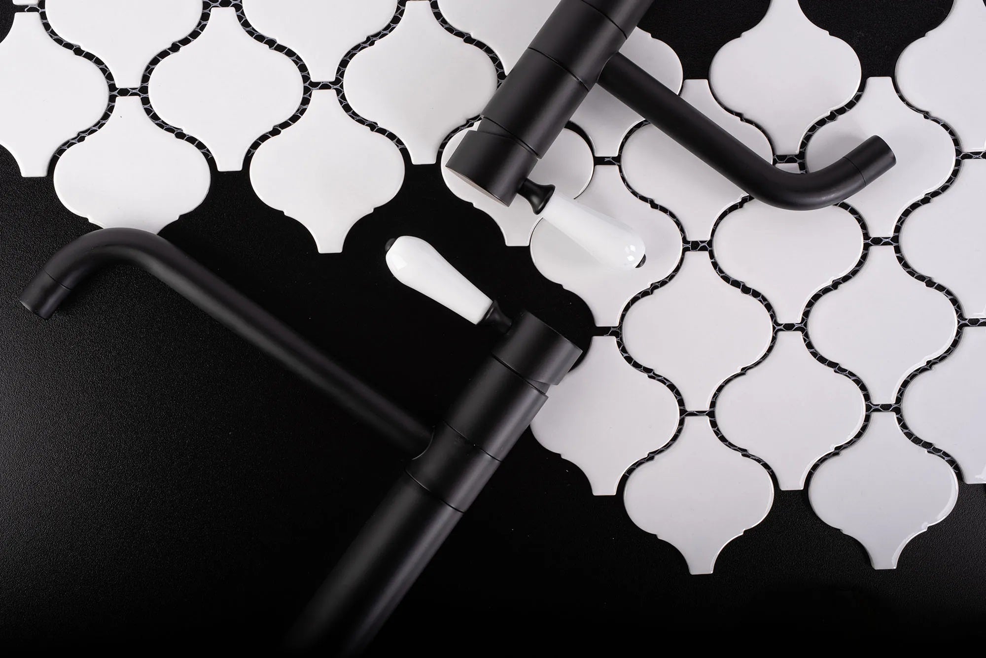 Смесител Serra Black Low - REA в матово черно с бяла ръкохватка, керамичен механизъм, класически дизайн за мивка - онлайн магазин KERANOVA