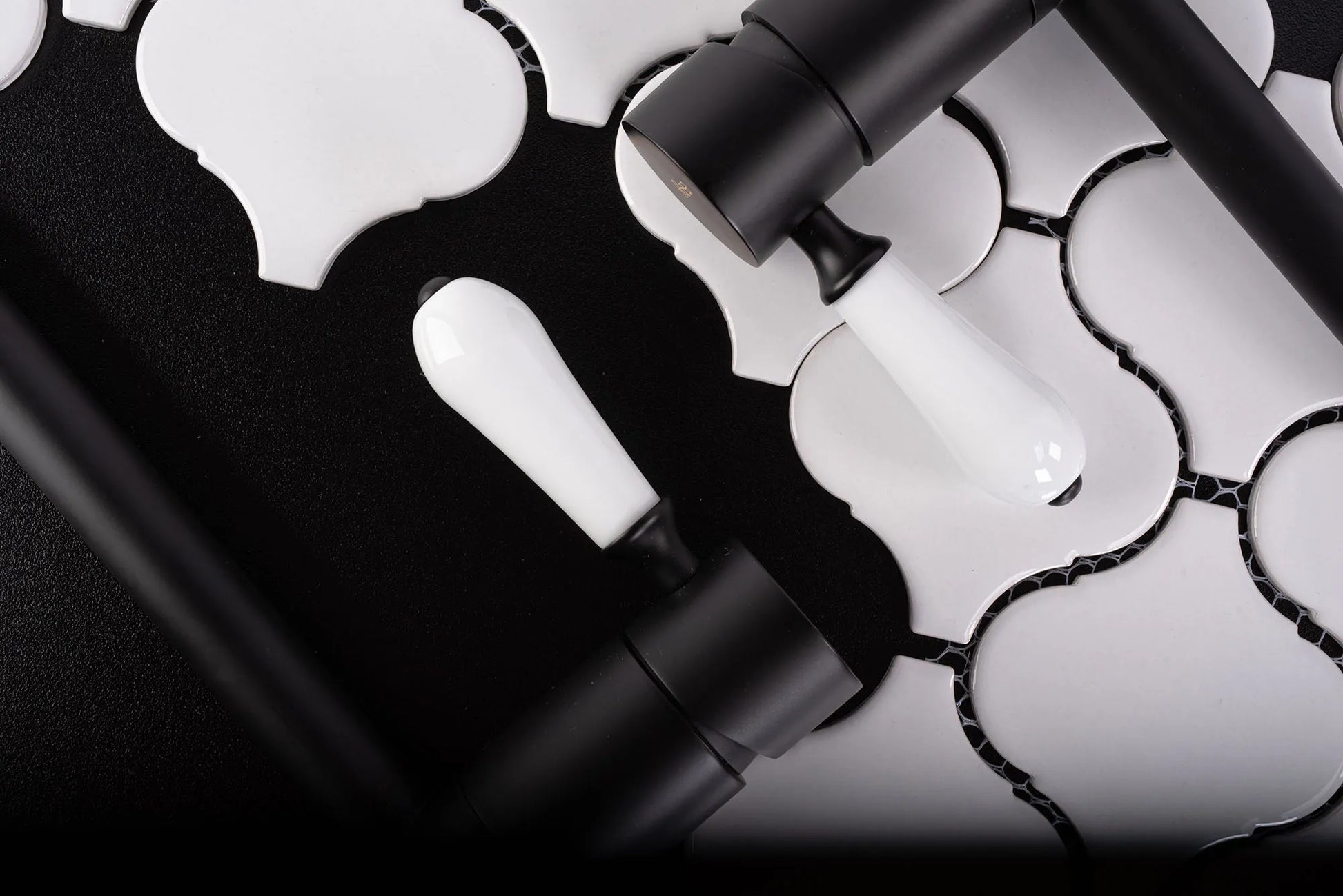 Смесител Serra Black Low - REA матово черен смесител за мивка с бяла ръкохватка, онлайн магазин KERANOVA