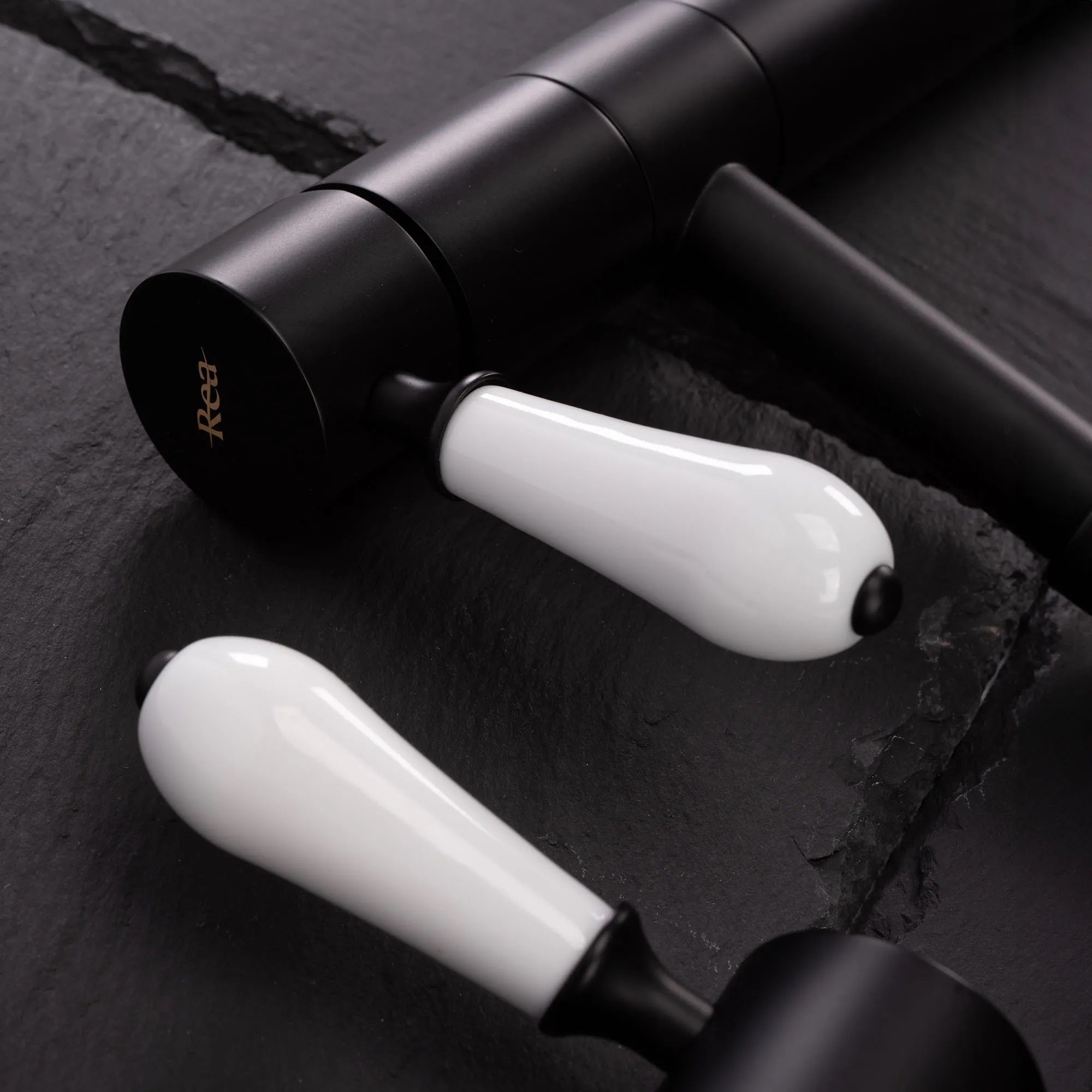 Смесител Serra Black Low - REA черен мат с бяла ръкохватка, керамичен механизъм, за мивка – онлайн магазин KERANOVA