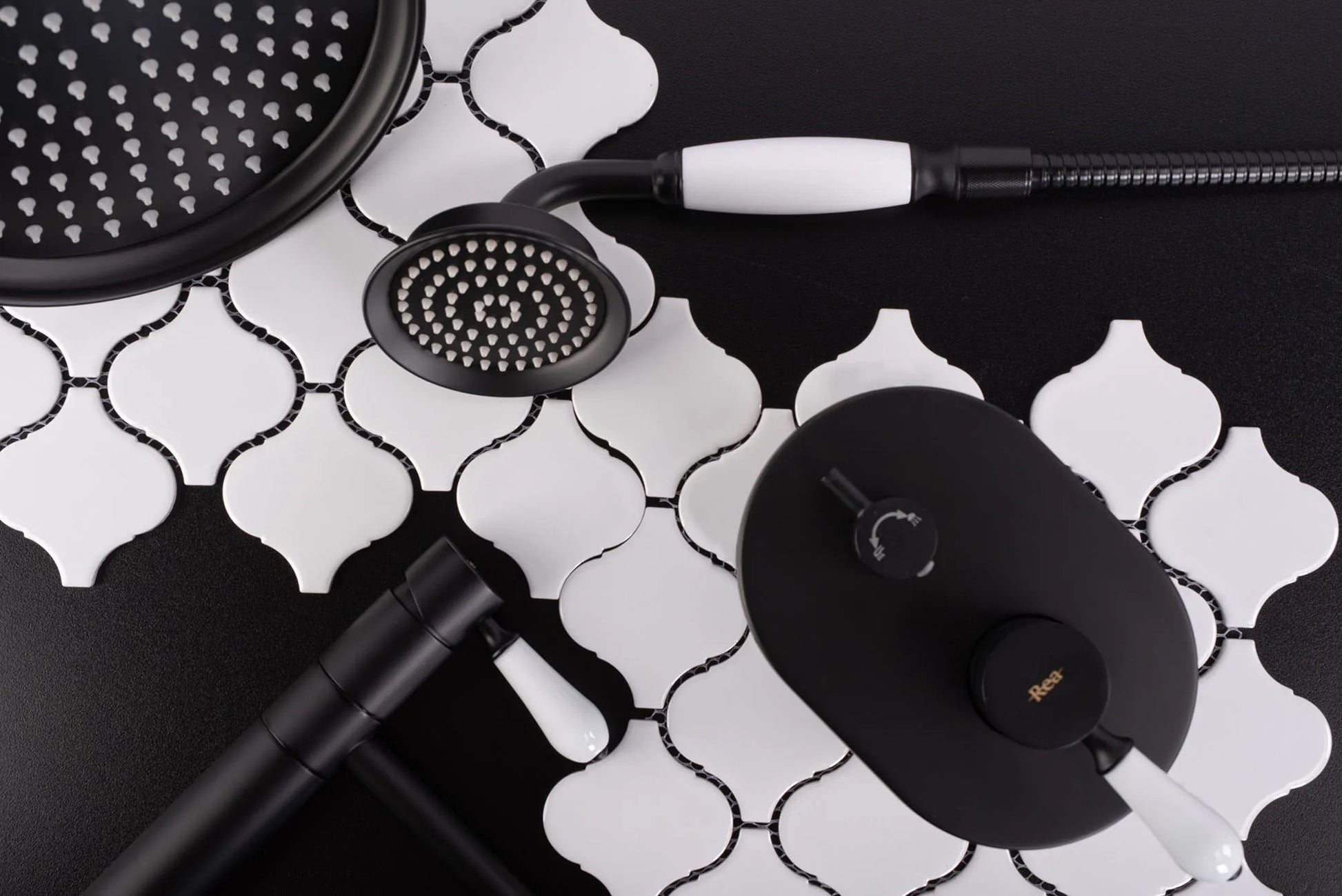 Смесител Serra Black Low - REA матово черен смесител за мивка с въртящ се чучур и бяла ръкохватка, онлайн магазин KERANOVA