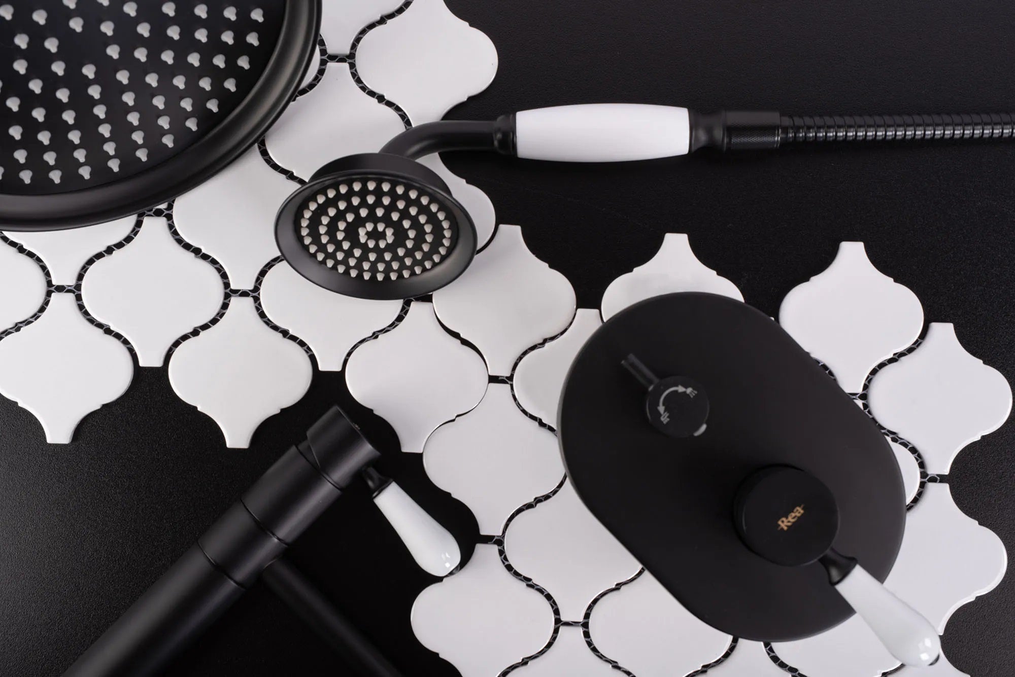 Смесител Serra Black Low - REA матово черен смесител за мивка с въртящ се чучур и бяла ръкохватка, онлайн магазин KERANOVA