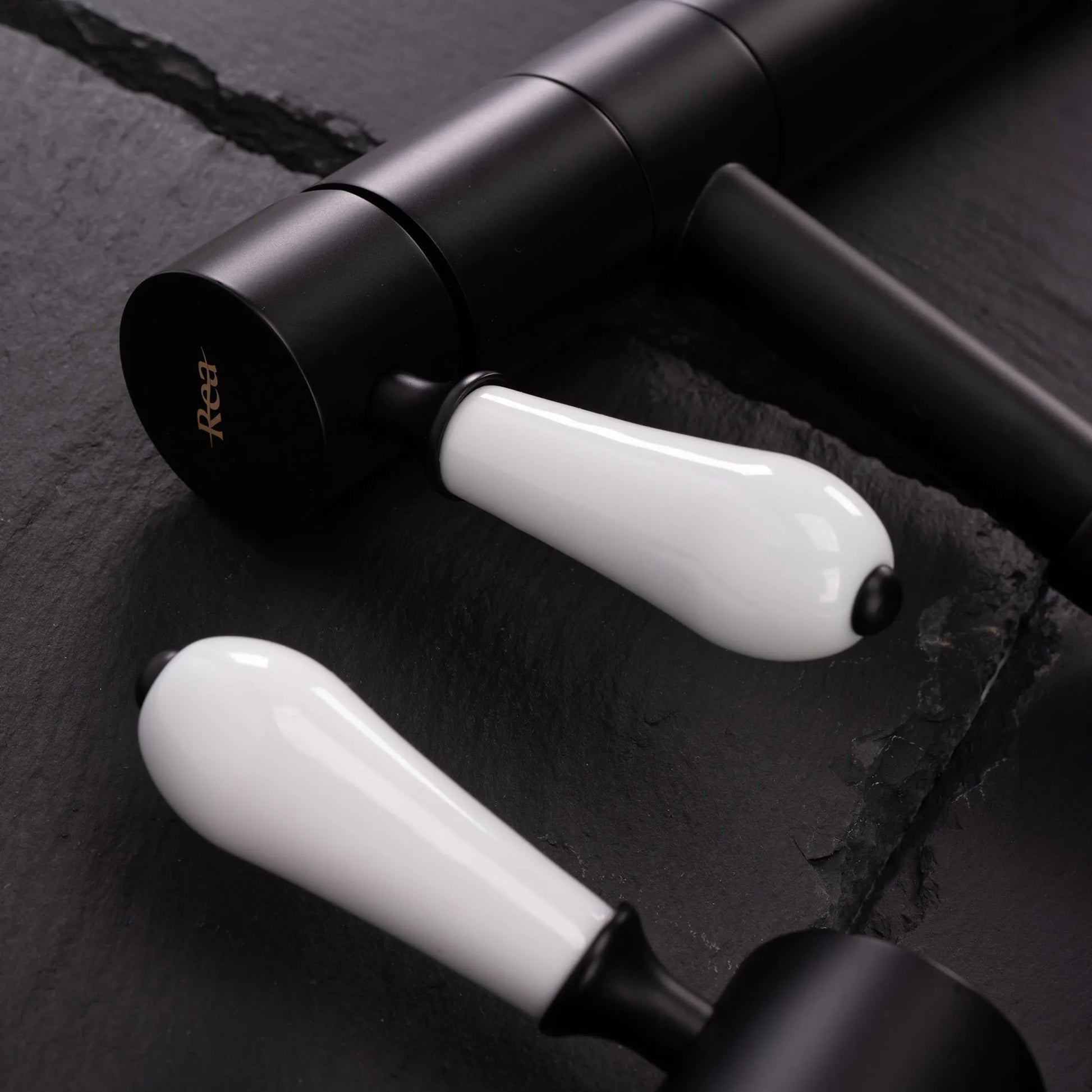 Висок смесител Serra Black High - REA черен мат с бяла ръкохватка, без изпразнител, онлайн магазин за обзавеждане за бани KERANOVA