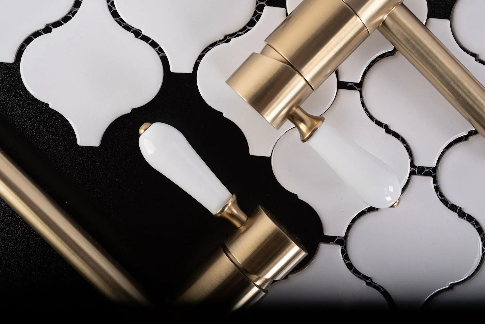 Висок смесител Serra Brush Gold High - REA със четкано златно PVD покритие и керамичен механизъм, без изпразнител, онлайн магазин KERANOVA