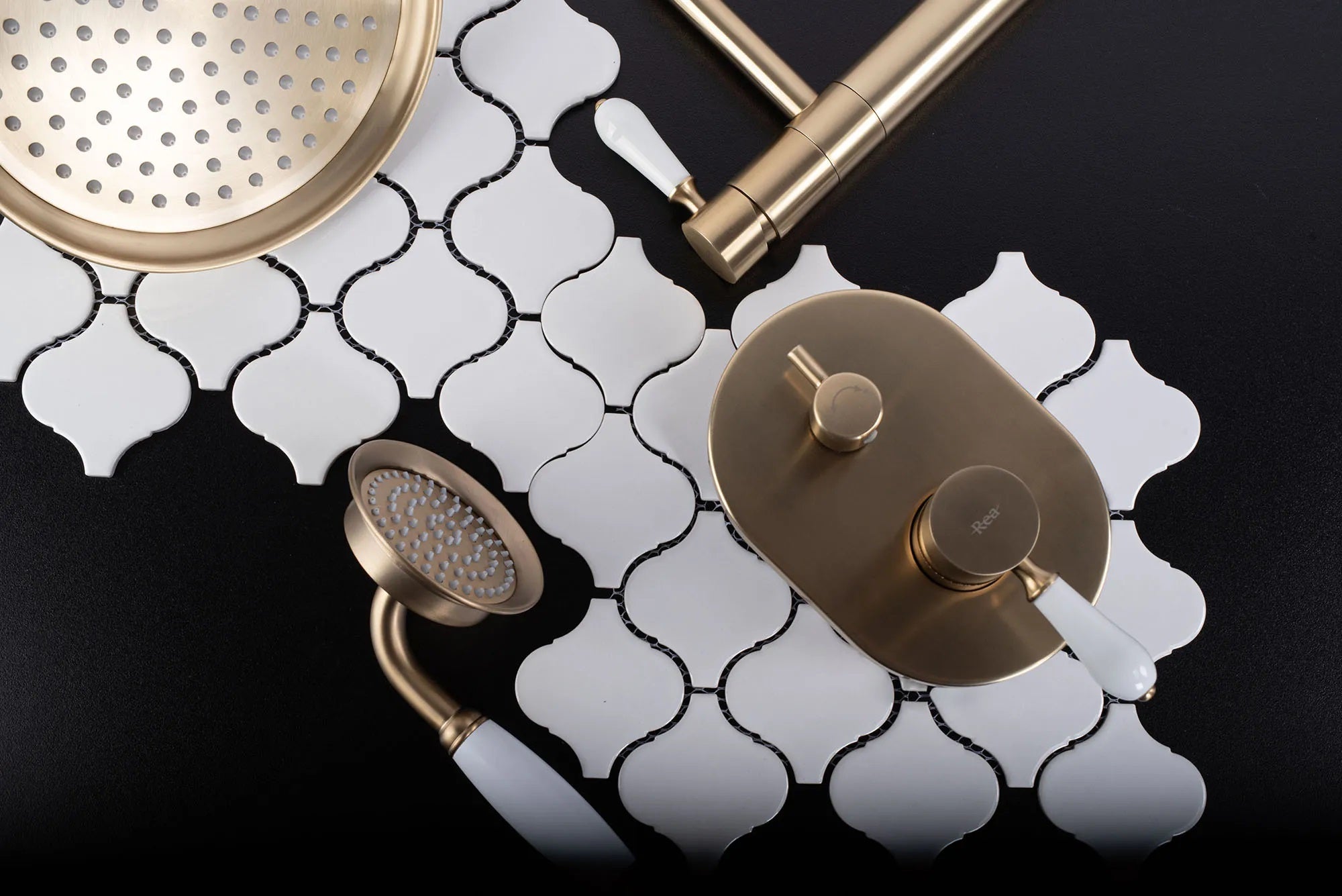 Смесител Serra Brush Gold Low - REA златен мат PVD, модерен смесител за мивка с въртящ се чучур и керамичен механизъм