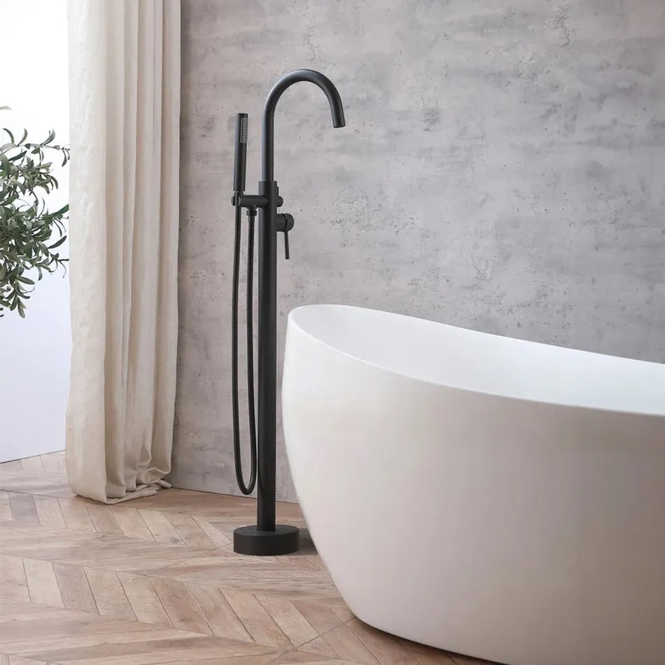 Свободностоящ смесител за вана REA Mono Black в черен мат до бяла свободностояща вана – онлайн магазин за обзавеждане за бани KERANOVA