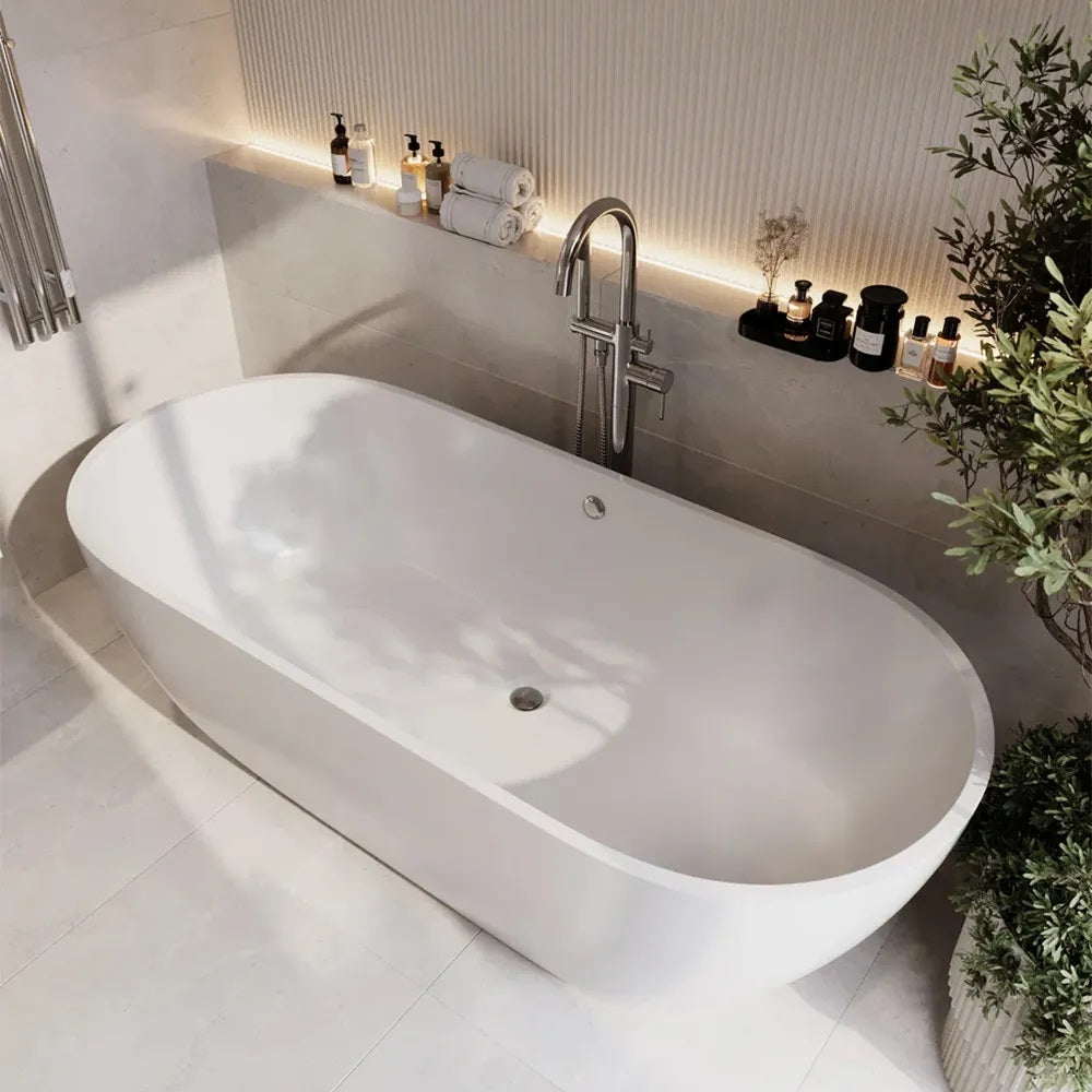 Свободностоящ смесител за вана REA Mono Chrome до елегантна бяла вана в баня, стоящ хром смесител, онлайн магазин KERANOVA