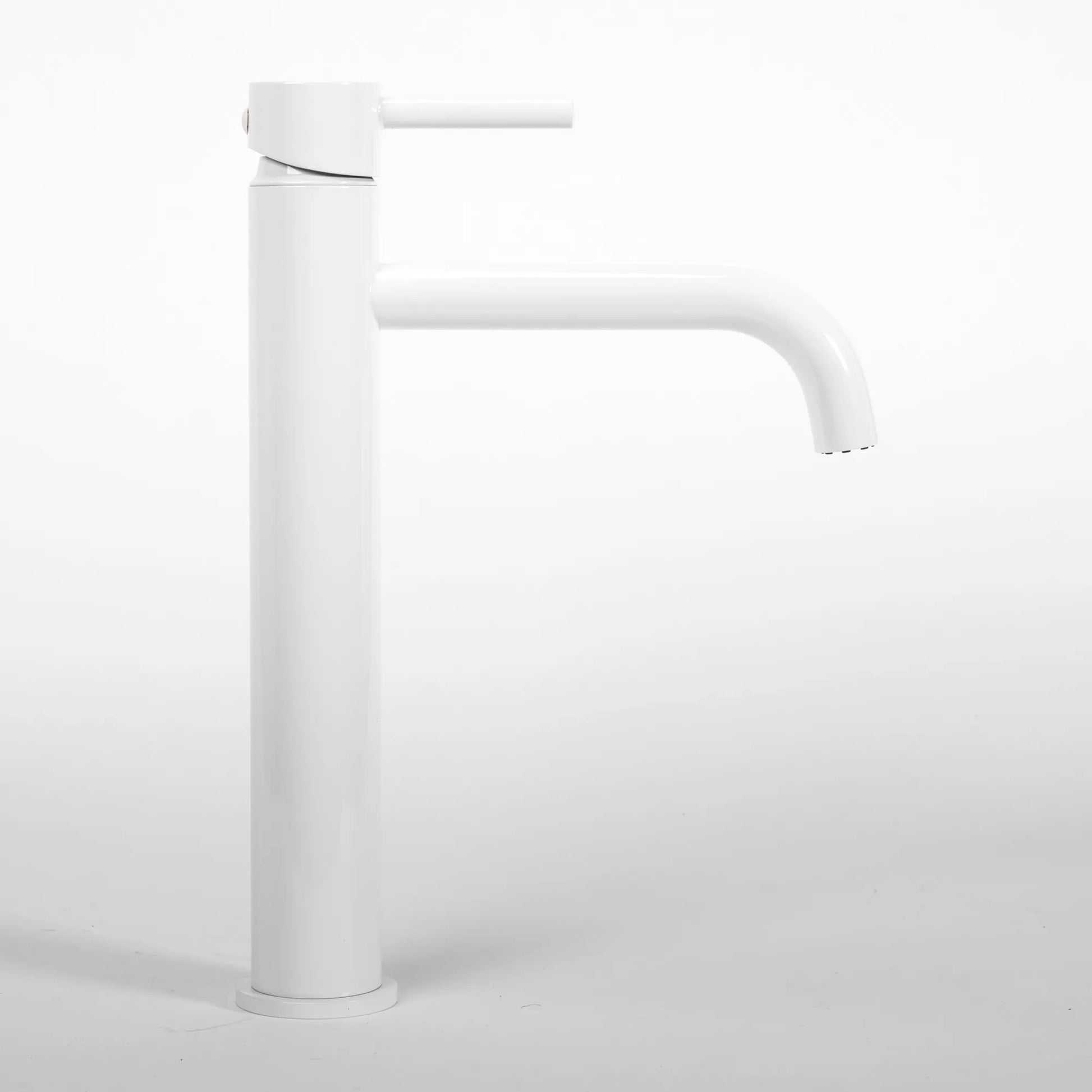 Висок смесител Lungo White High бял мат за мивка купа, модерен квадратен дизайн, без изпразнител, дължина чучур 14 см - KERANOVA