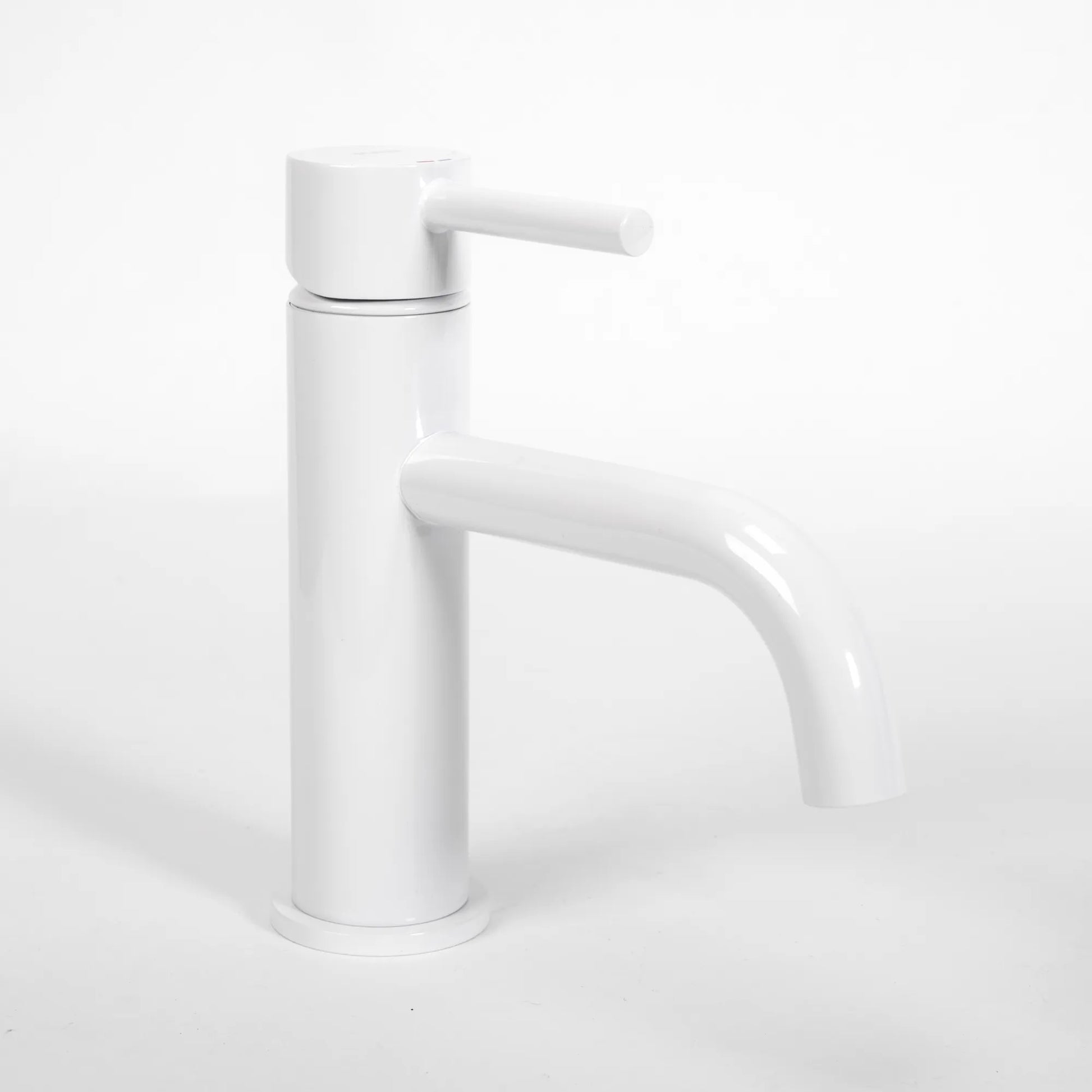 Смесител Lungo White бял мат за мивка, модерен дизайн, керамичен механизъм, дължина чучур 11.5 см — онлайн магазин KERANOVA