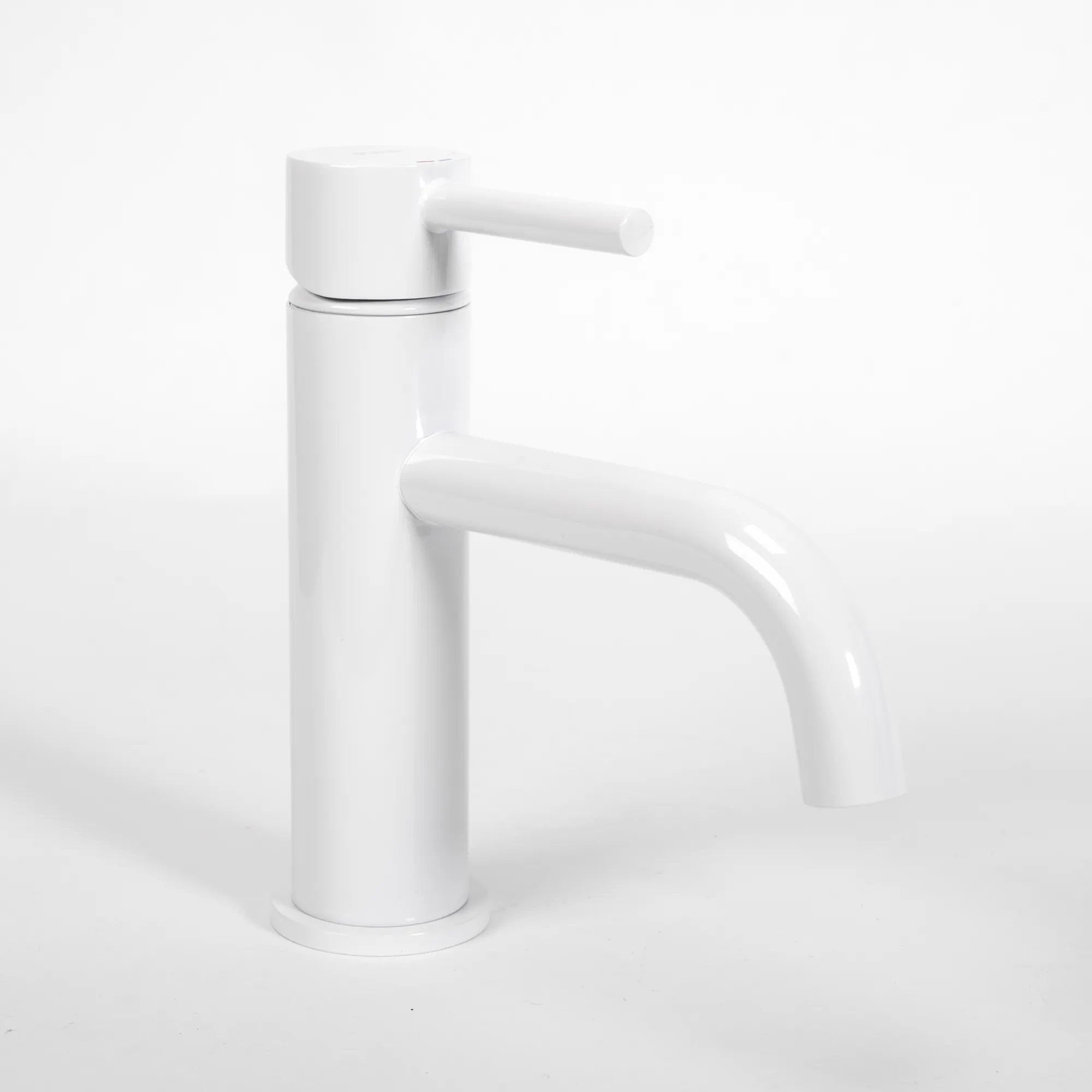 Смесител Lungo White бял мат за мивка, модерен дизайн, керамичен механизъм, дължина чучур 11.5 см — онлайн магазин KERANOVA