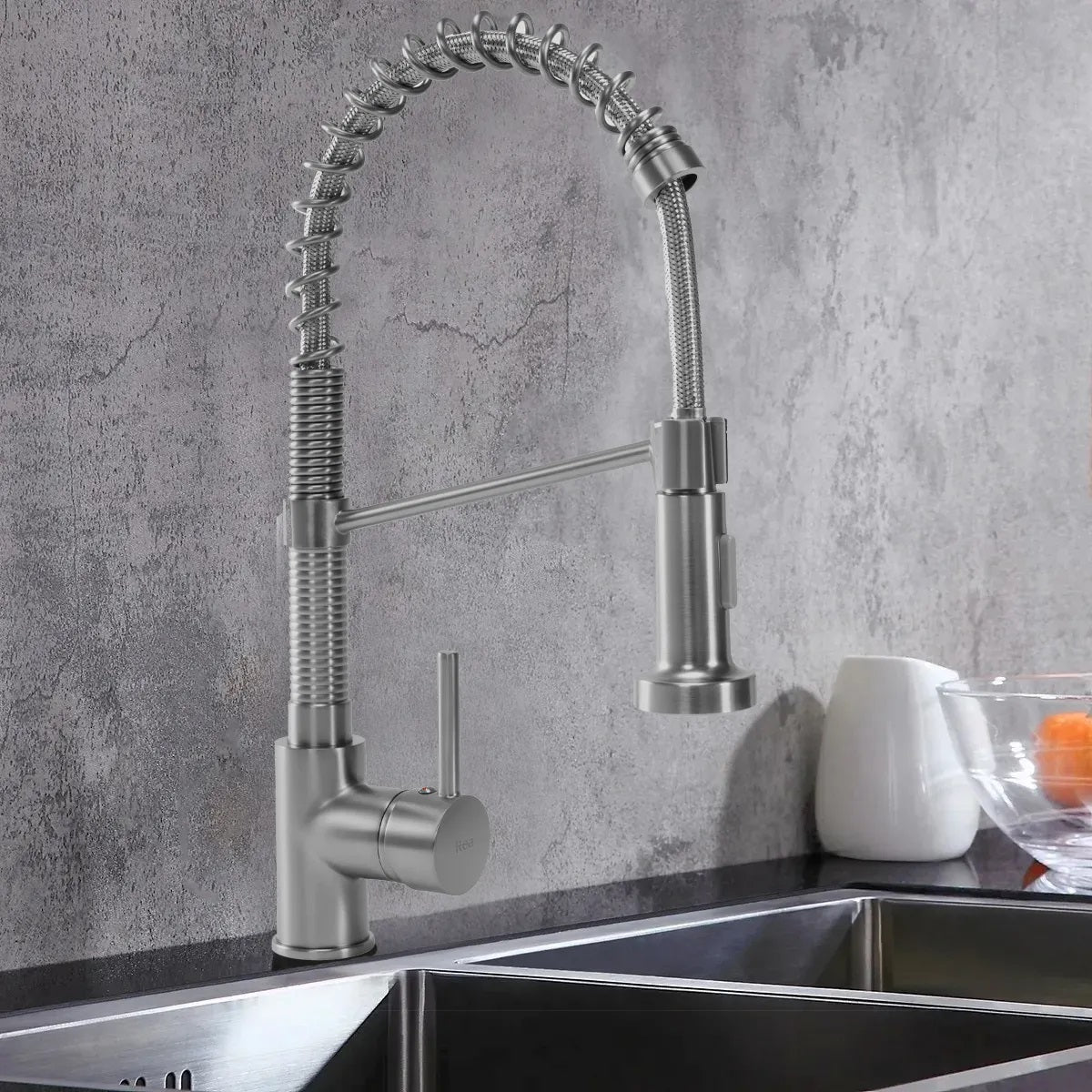Кухненски смесител Spring Nickel Brush Inox от REA, сатенирано PVD покритие, гъвкав черен чучур, монтаж еднодупков - KERANOVA онлайн магазин