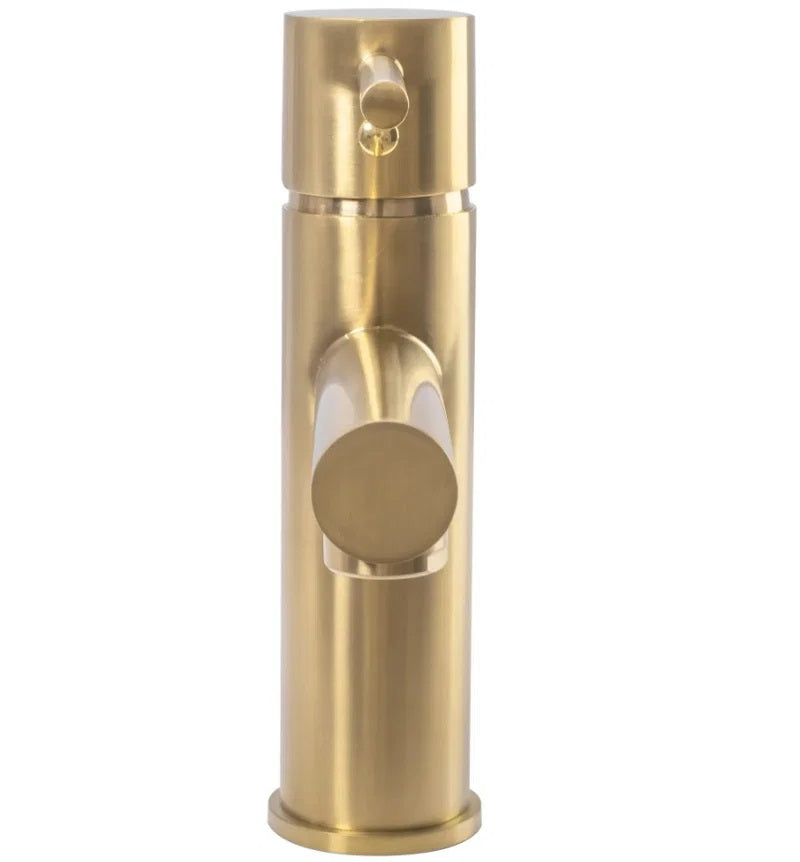 Смесител Tess Brushed Gold - модерна златна смесителна батерия с керамичен механизъм.